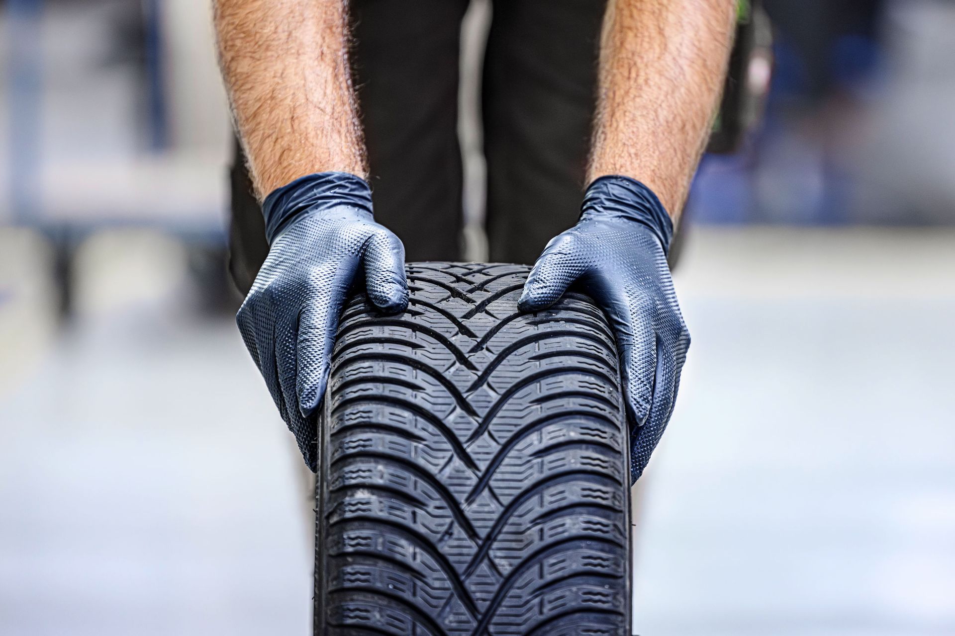 Kerbl Nitrile Disposable Gloves X-Grip Black, oil and chemical resistant, black, in use