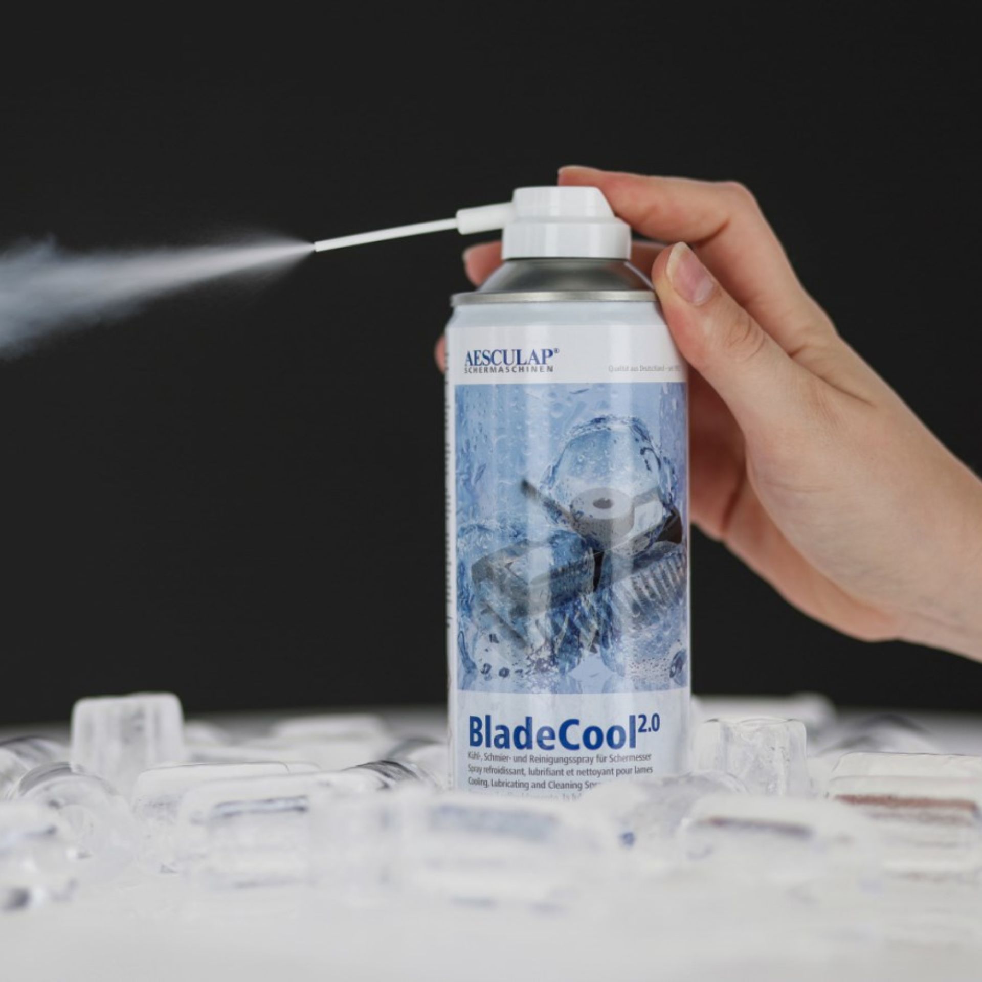 Spray răcoritor pentru mașina de tuns Aesculap BladeCool 2.0, 400 ml, în utilizare, în mână