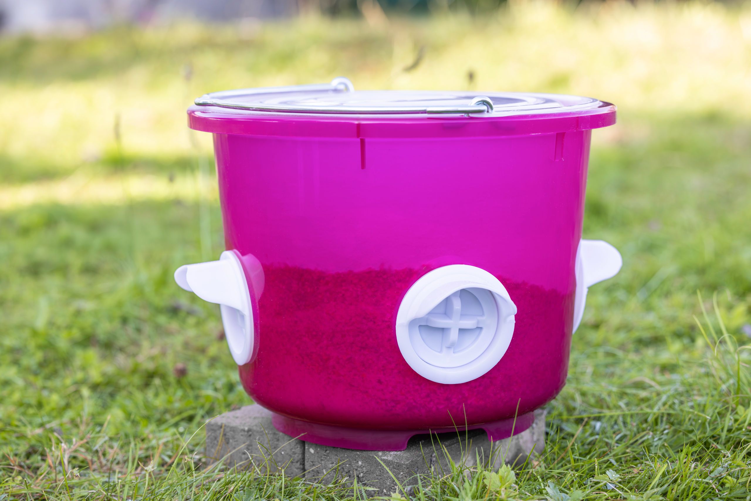 rosafarbener Eimer, Plastik-Eimer, Eimer mit Deckel, Garten-Eimer, Wasser-Eimer