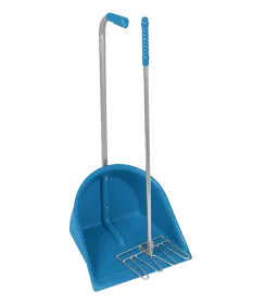 Blaue Mistschaufel mit Metallrechen und zwei Stielen mit blauem Griff
