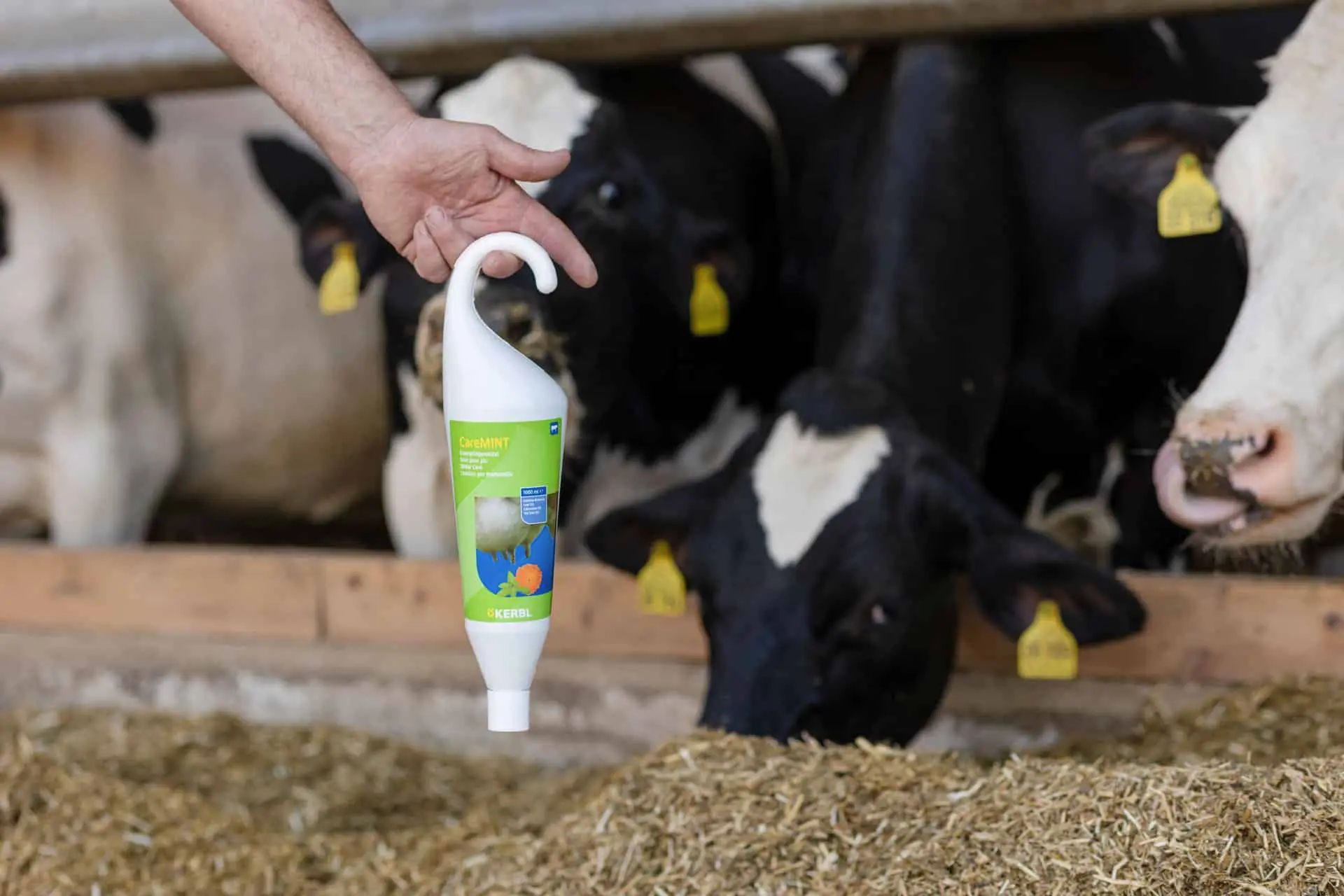 Kerbl Produit de Soin Mamelles CareMINT Flacon Suspendu 1 L, en utilisation, à l'écurie