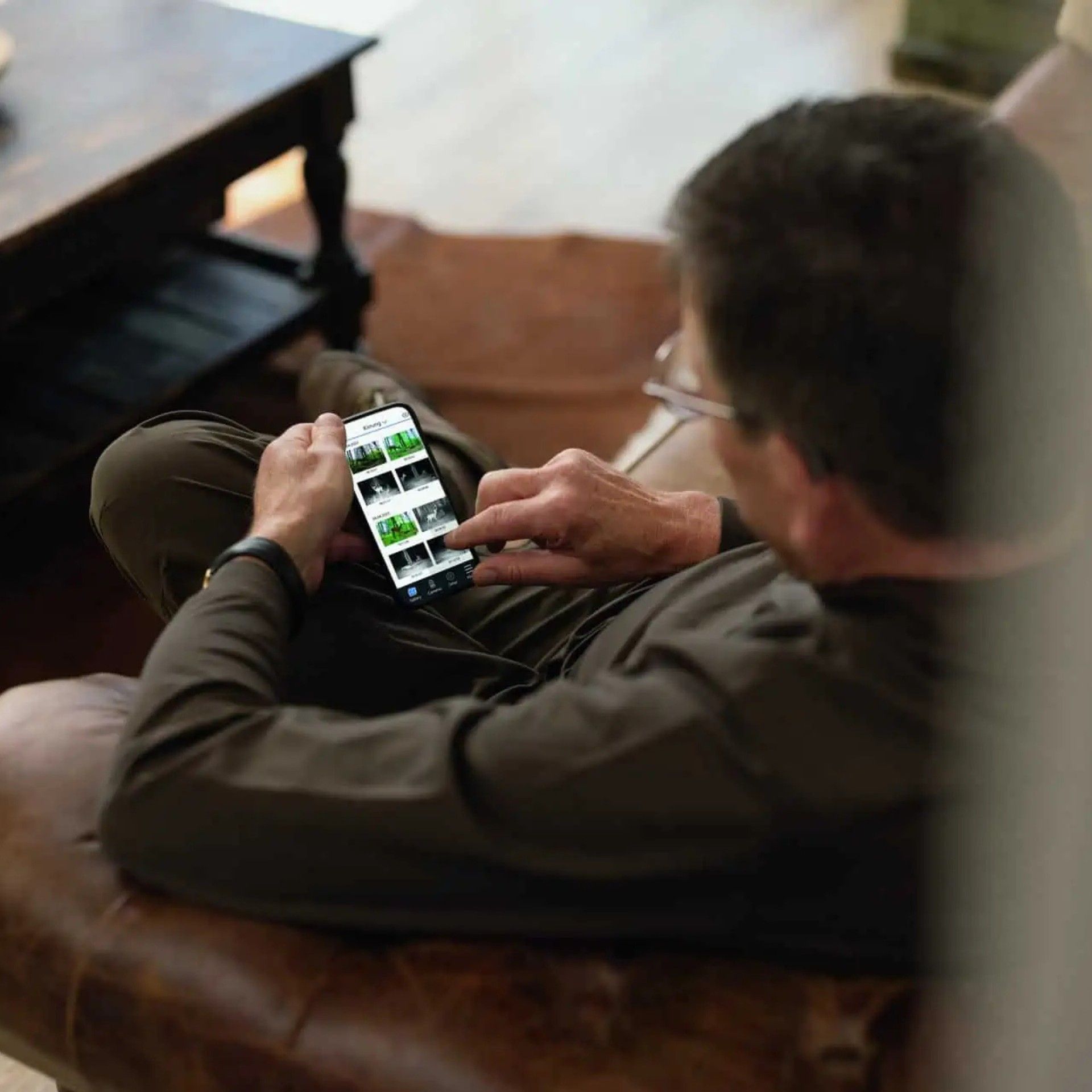 ZEISS Secacam 7 Wildkamera mit LTE, App & Nachtsicht, Anwendungsbeispiel, in der Hand