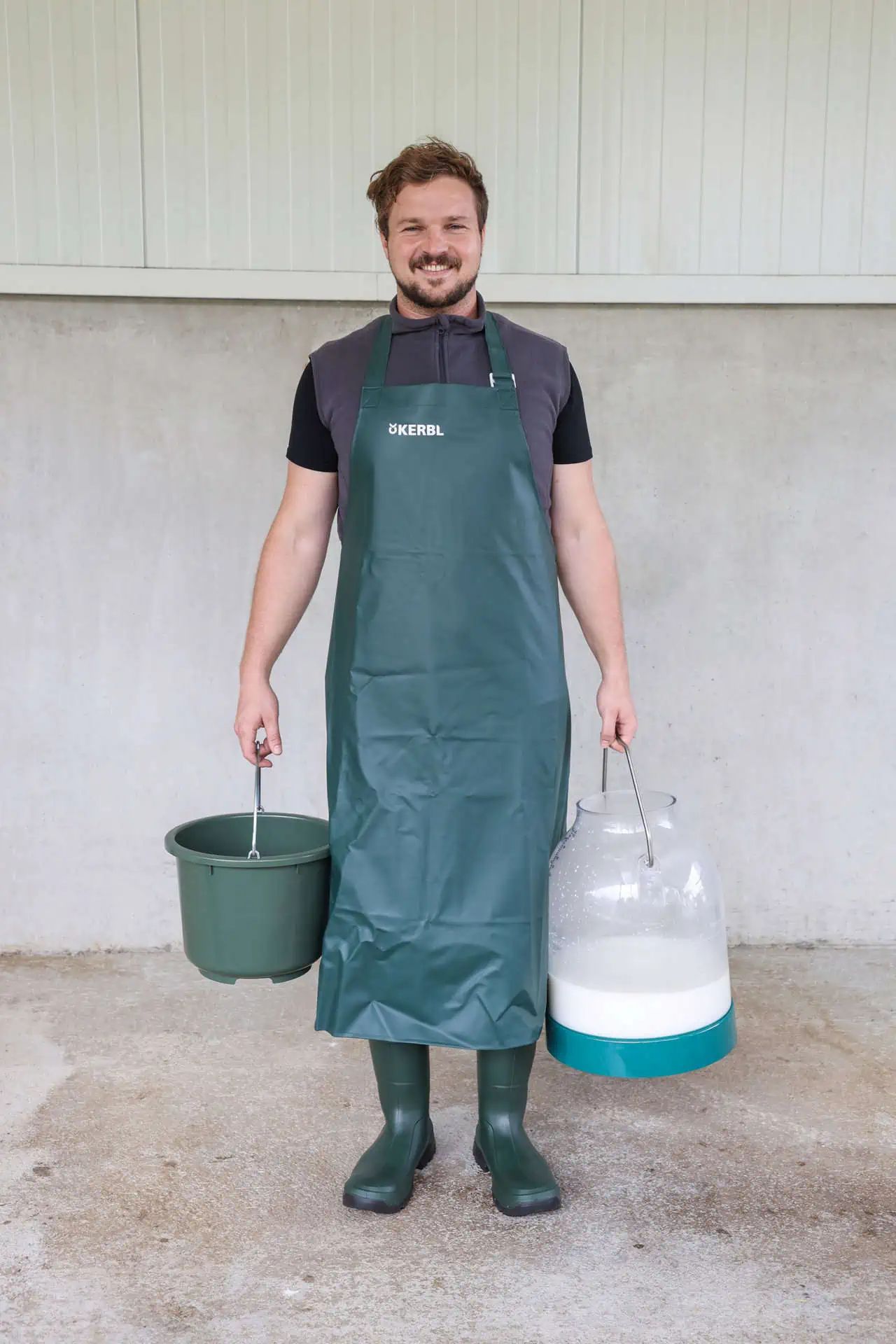 Kerbl Prémium fejőkötény, vízhatlan és szakadásálló, használat közben
