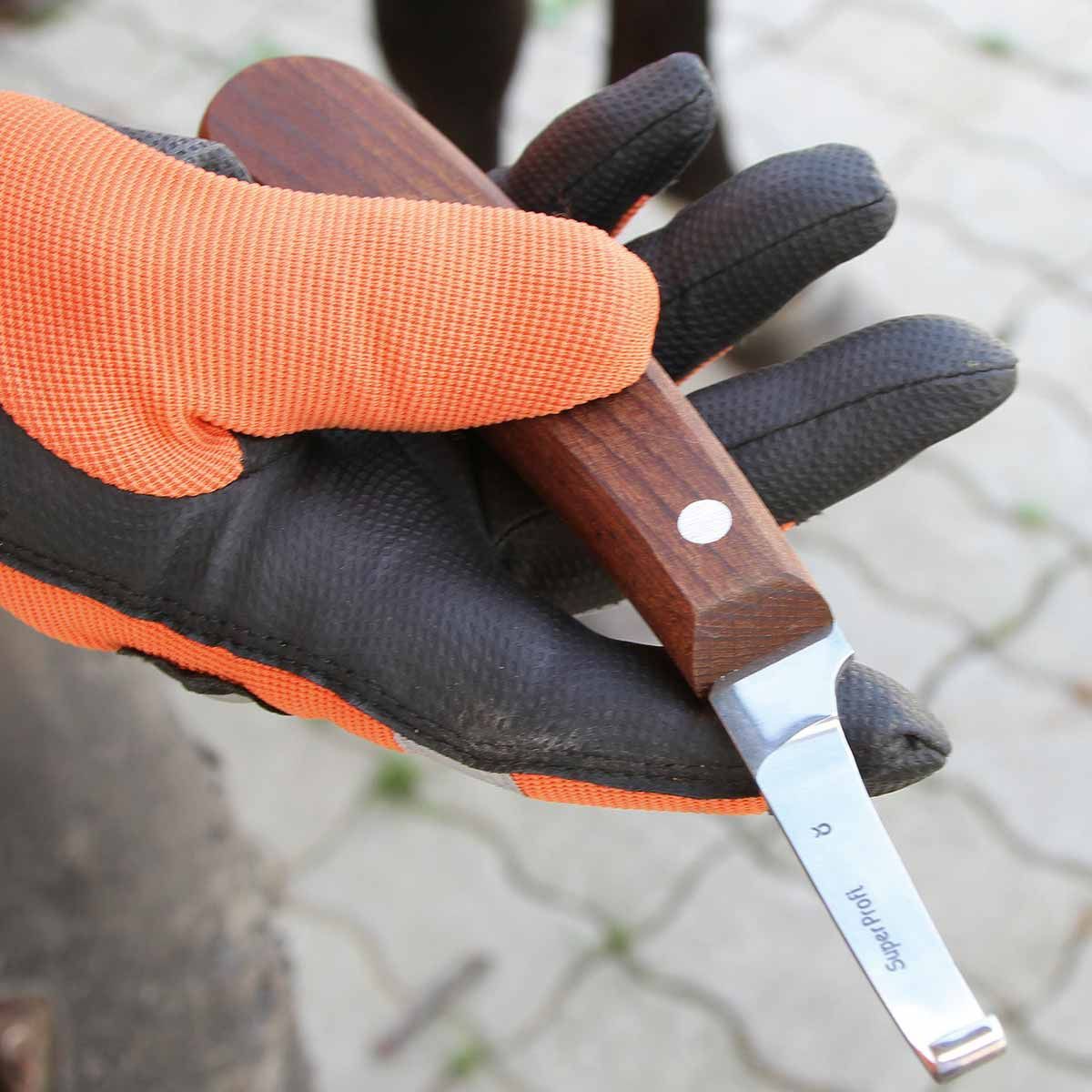 Kerbl Klauenmesser SuperProfi Huf- und Klauenpflege, im Einsatz, in der Hand