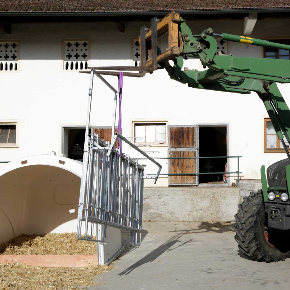 Niche à veaux Kerbl CalfHouse Premium XL, iglou de groupe pour veaux, en utilisation