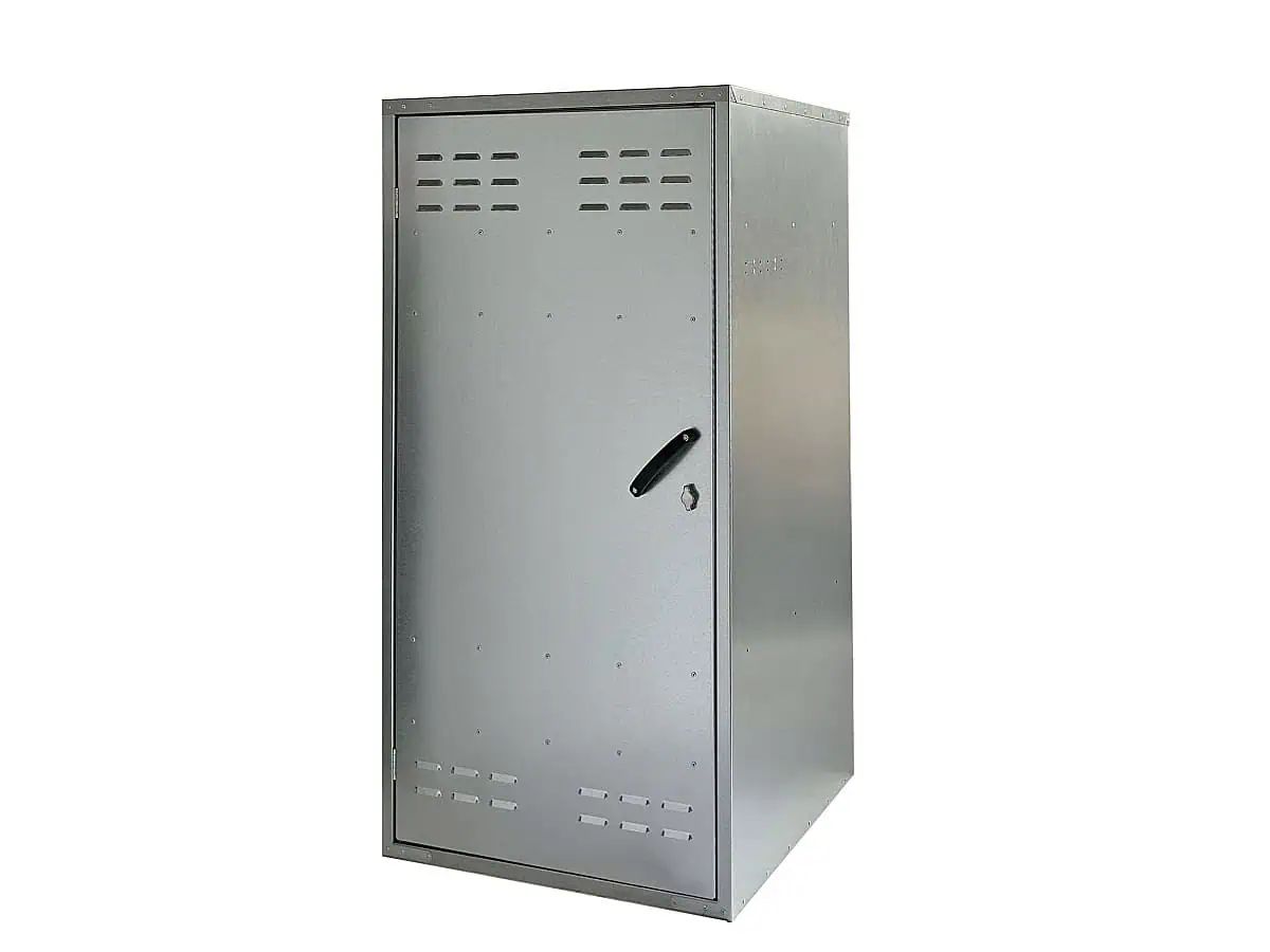 Growi Sattelschrank Englisch, robustes Metall mit Sattel- & Trensenhaltern, Vorderansicht