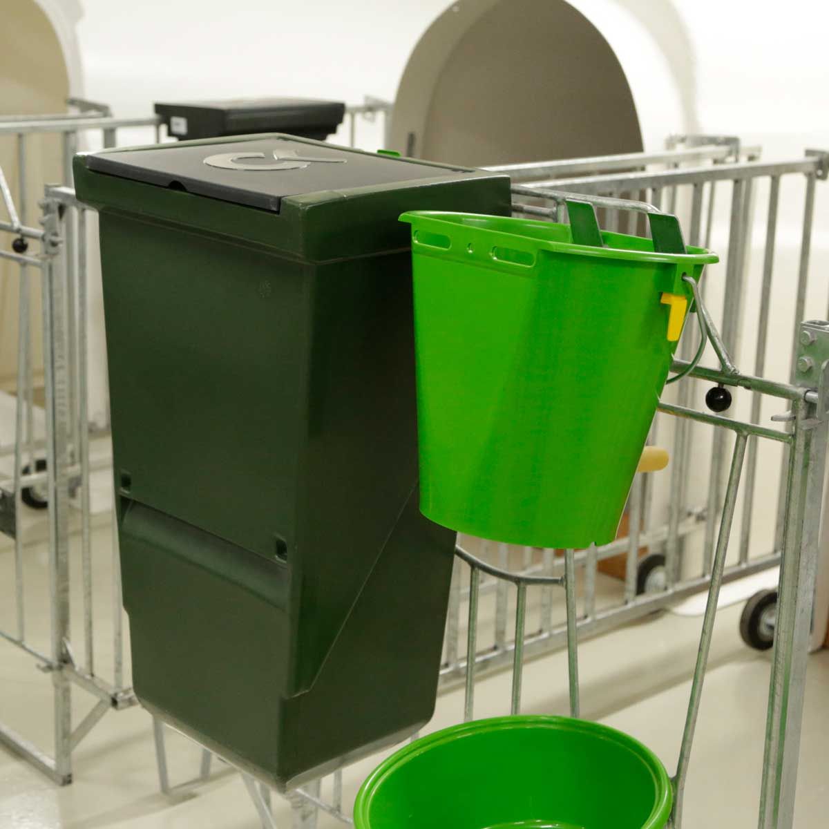 Kerbl Calf Combo Feed Box large, 20 l Hay Rack, 5.5 l Feed Bowl, in use, in the stable