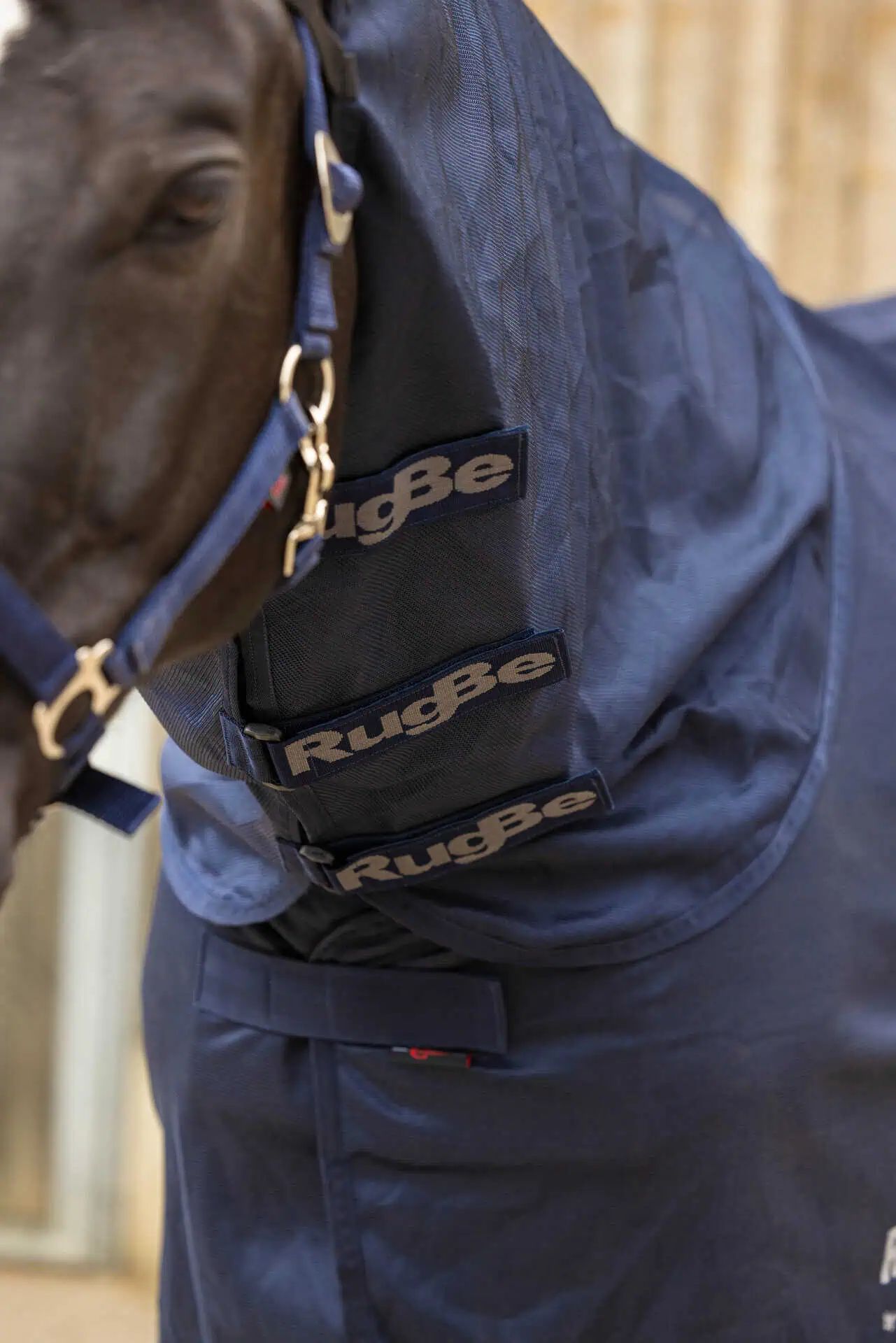 Copertina antimosche Covalliero RugBe SuperFly con collo, blu navy, dettaglio, chiusura