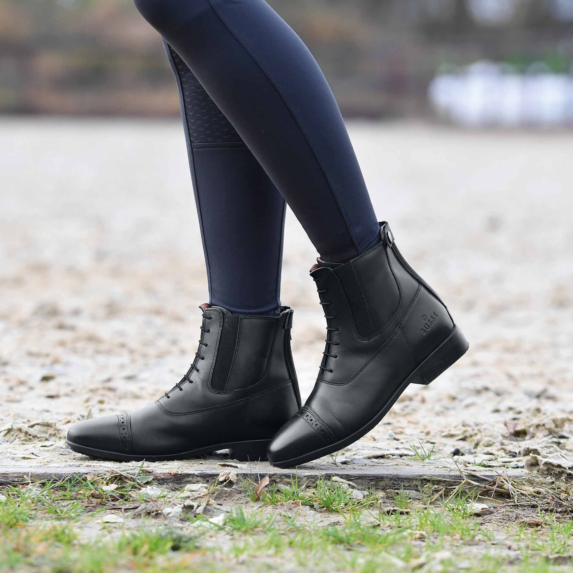 BUSSE Jodhpur-Stiefelette APIA-LACES, Brogue-Design mit Reißverschluss, im Einsatz