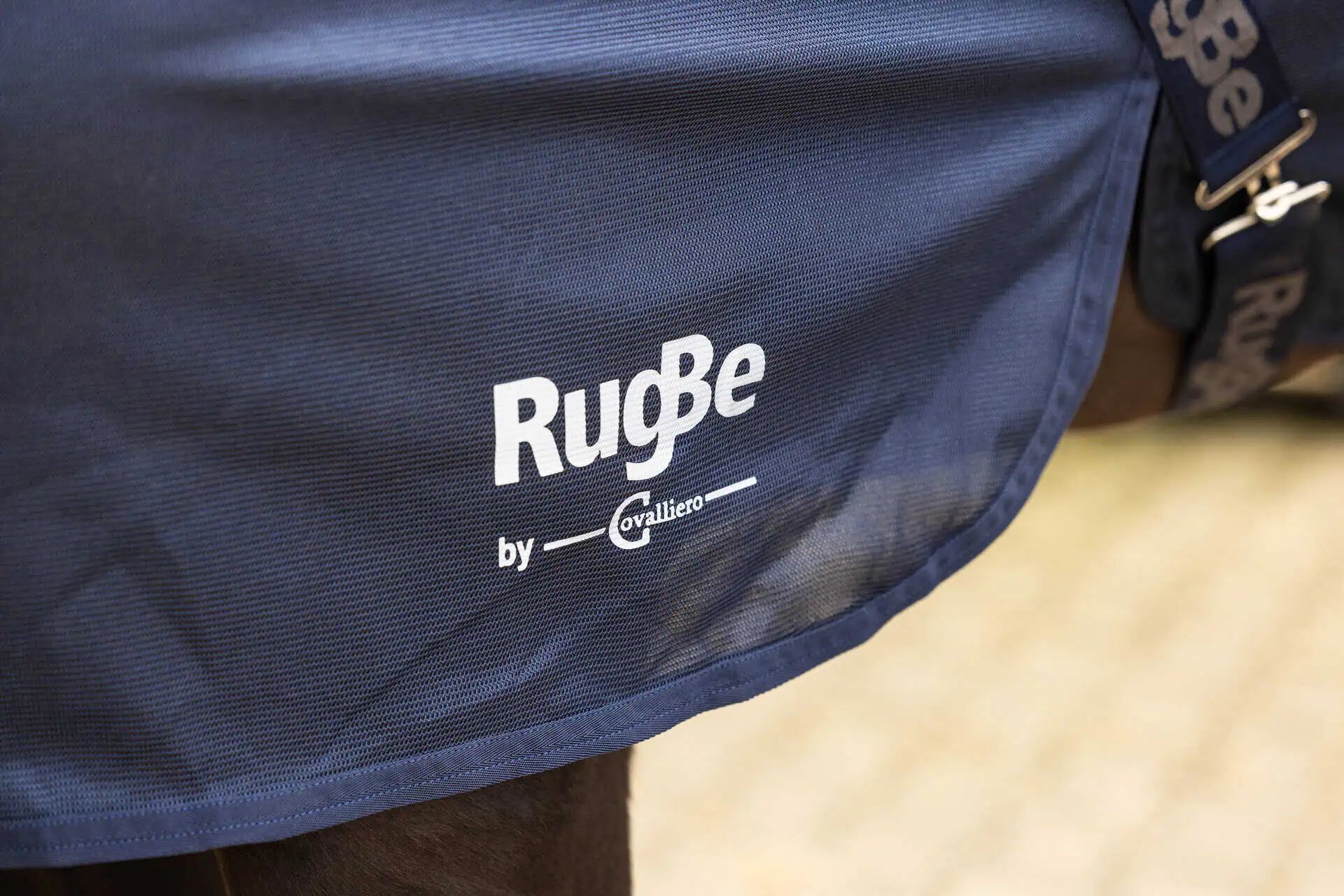 Covalliero RugBe SuperFly flugtäcke med hals, marinblå, tillverkarens logotyp