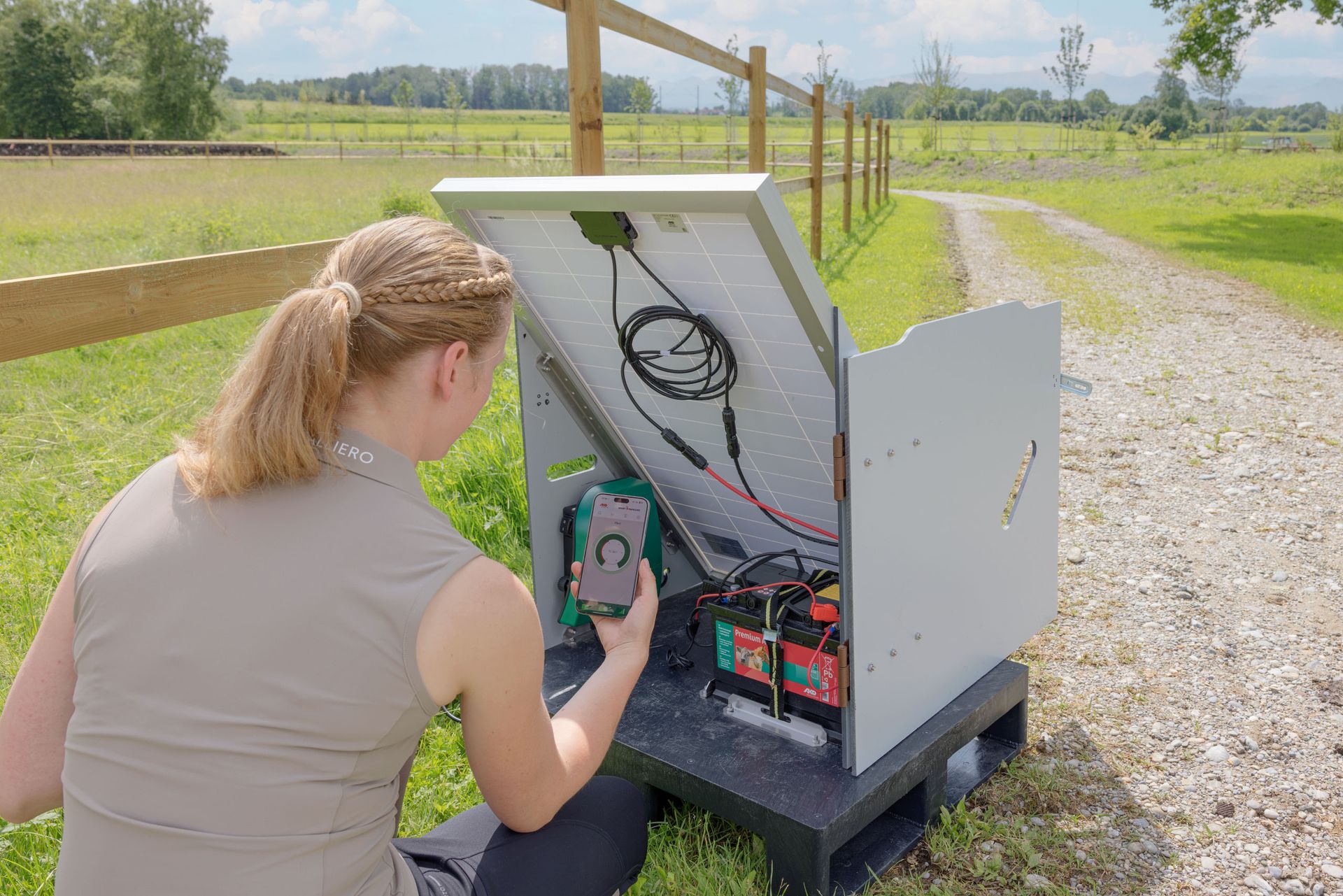 Set complet aparat gard electric solar AKO SolarStation L Smart, 12 V, în utilizare