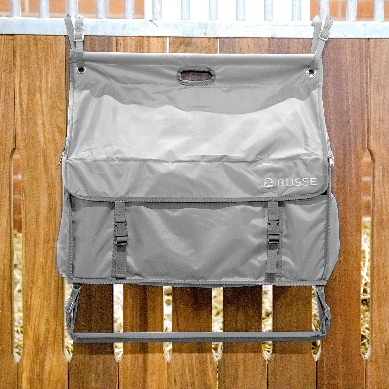 BUSSE Boxentasche RIO PRO, stabile Hängetasche für den Stall, im Einsatz, im Stall