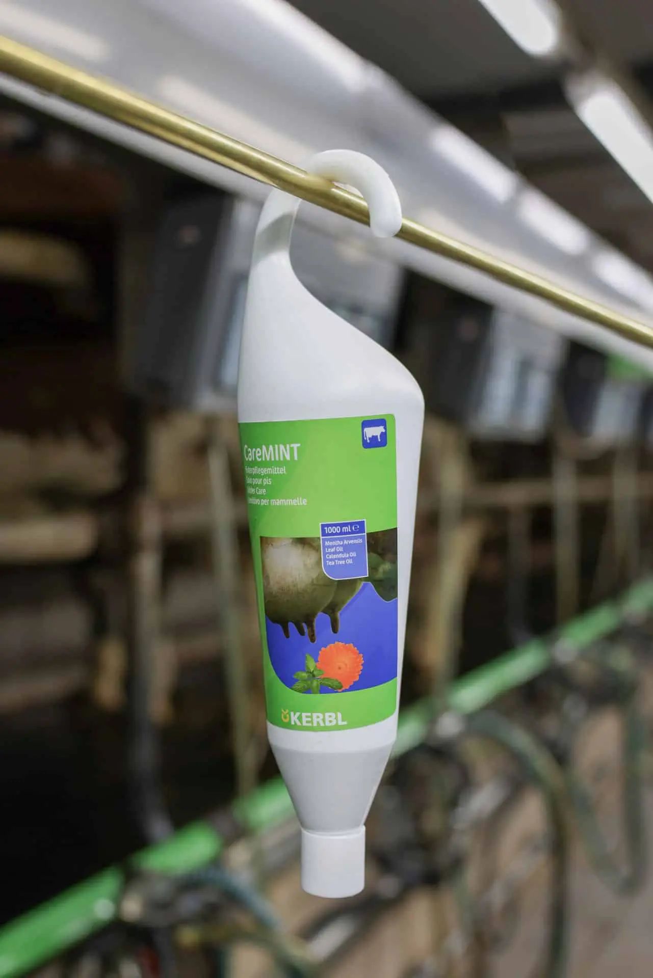 Kerbl CareMINT Juvervårdsprodukt Hängande Flaska 1 L, i användning, i stallet