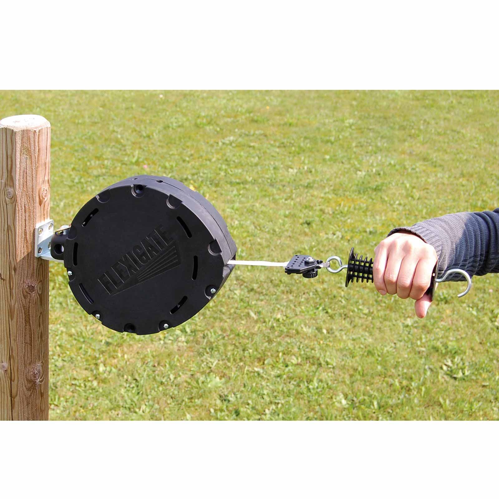 AKO FlexiGate Système de porte pour clôture électrique 19 m x 20 mm, en utilisation, dans la main