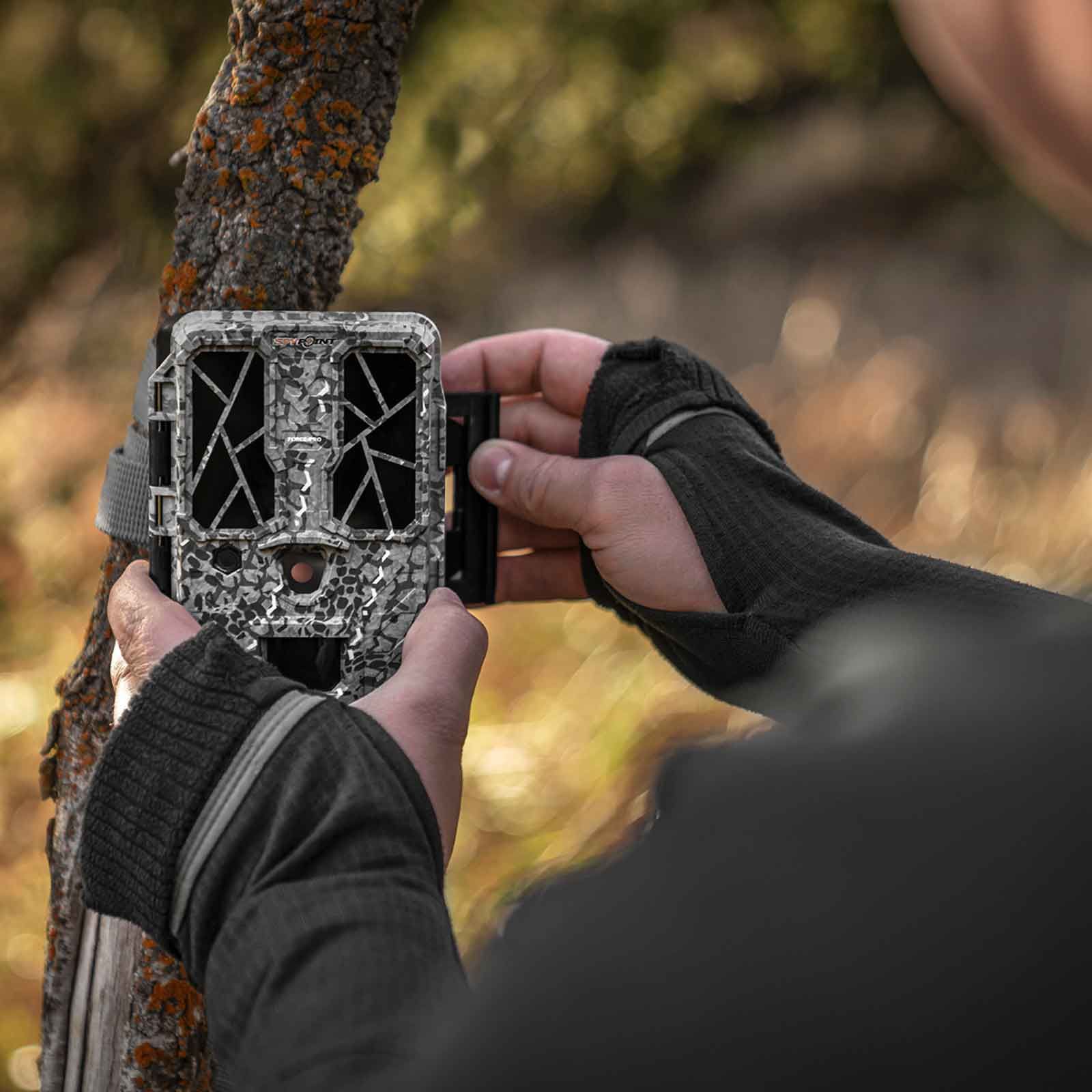 Spypoint Wildkamera FORCE-PRO, 30 MP, 4K-Video mit Ton, im Einsatz, in der Hand