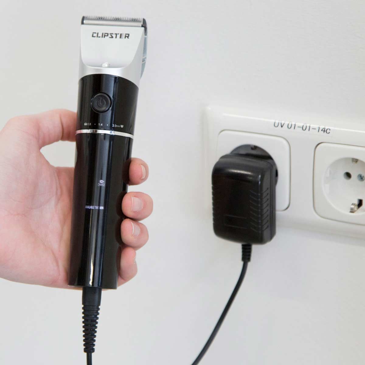 Clipster DeloX batteriklippare för detaljklippning, i användning, i handen