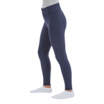 Person in dunkelblauer Reitleggings und weissen Socken, seitliche Ansicht