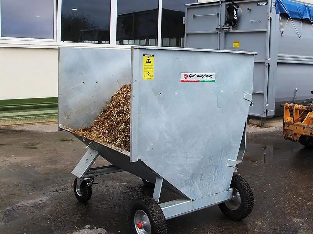 Growi Großraumkuli für Hoflader Weidemann mechanisch, Tiefe 1,3 m, im Einsatz