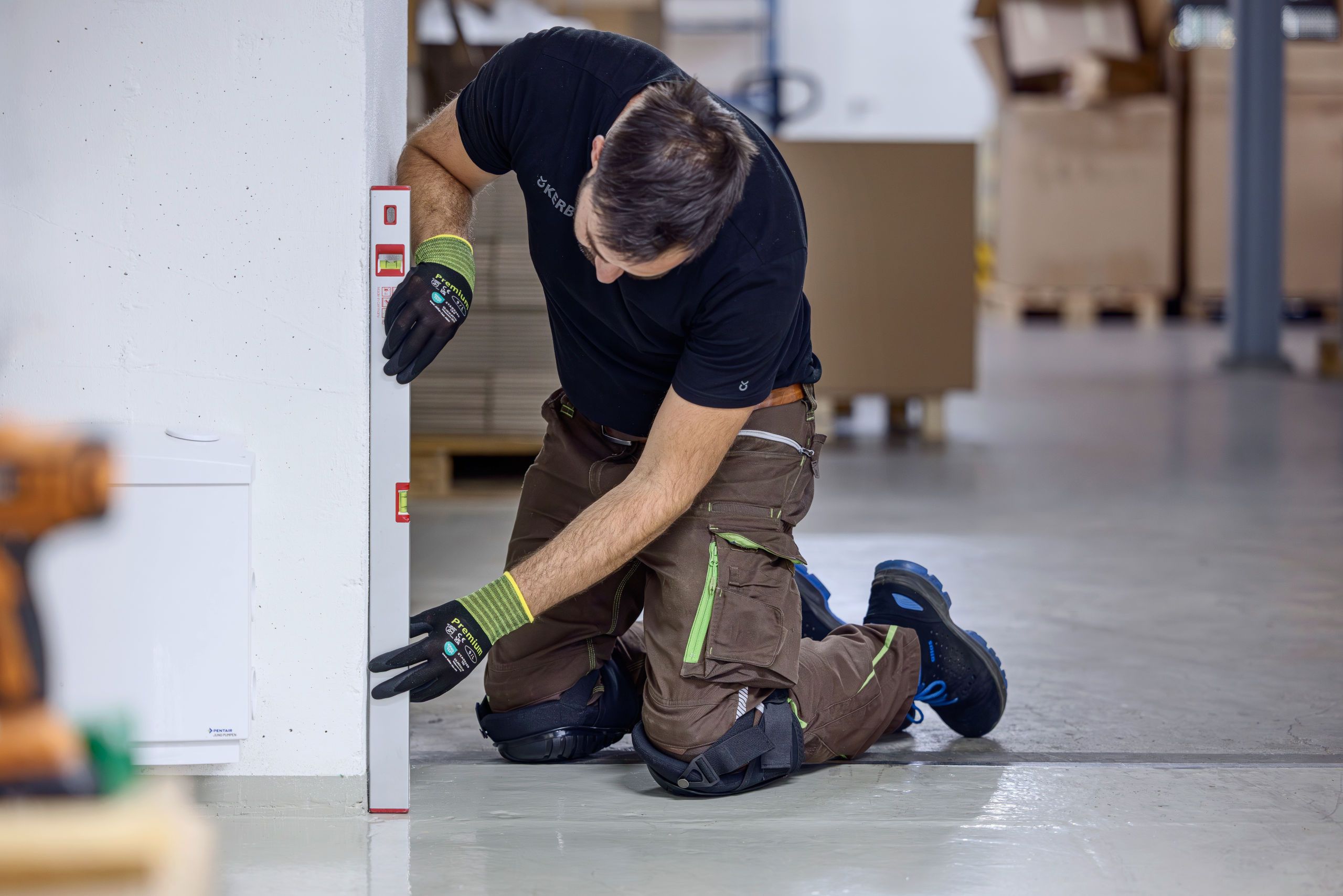 arbeiter, Baustelle, Schutzhandschuhe, Knieschoner, Wasserwaage