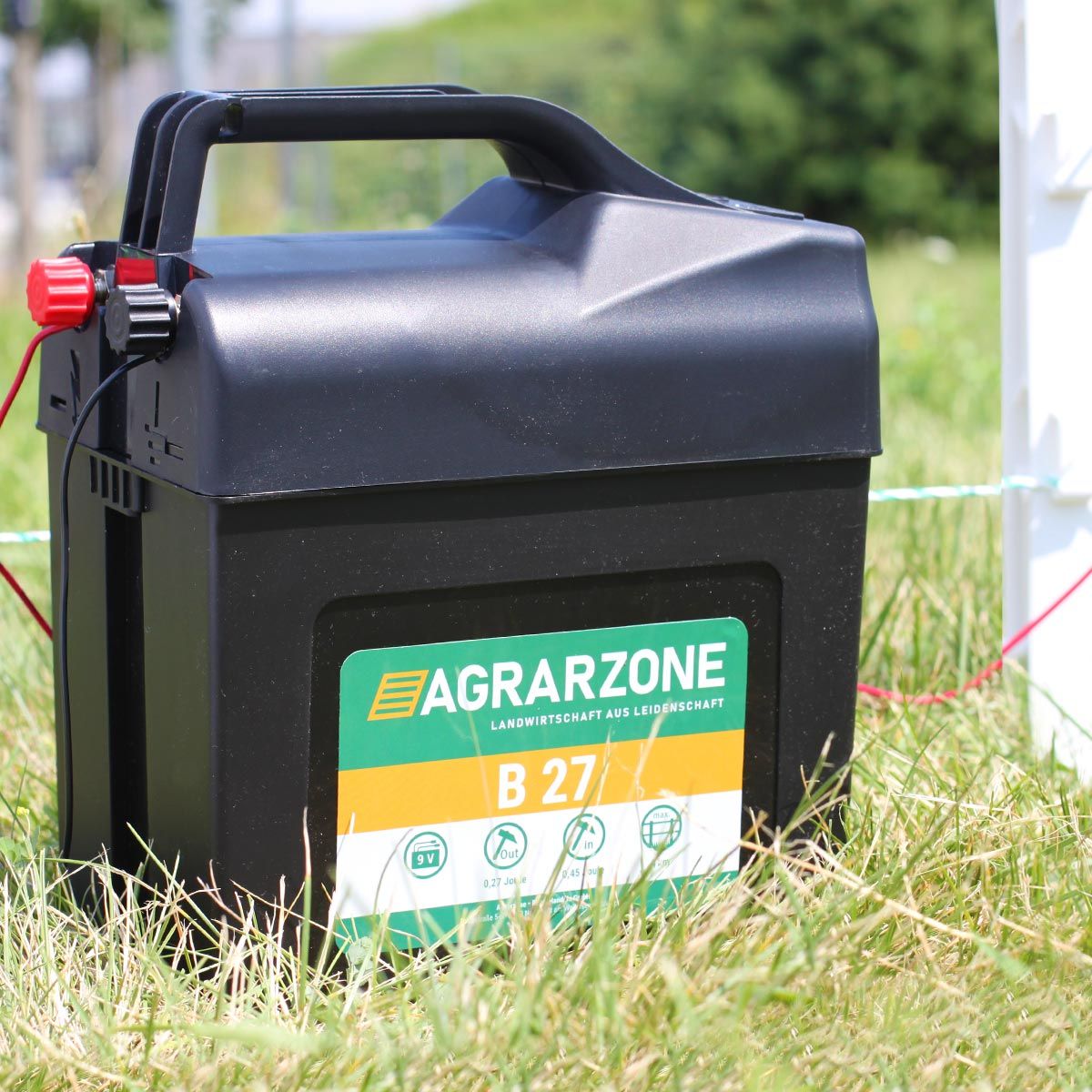Agrarzone B27 aparat generator impulsuri gard electric 9V/12V, 0,45 Joule, în utilizare, pe pășune