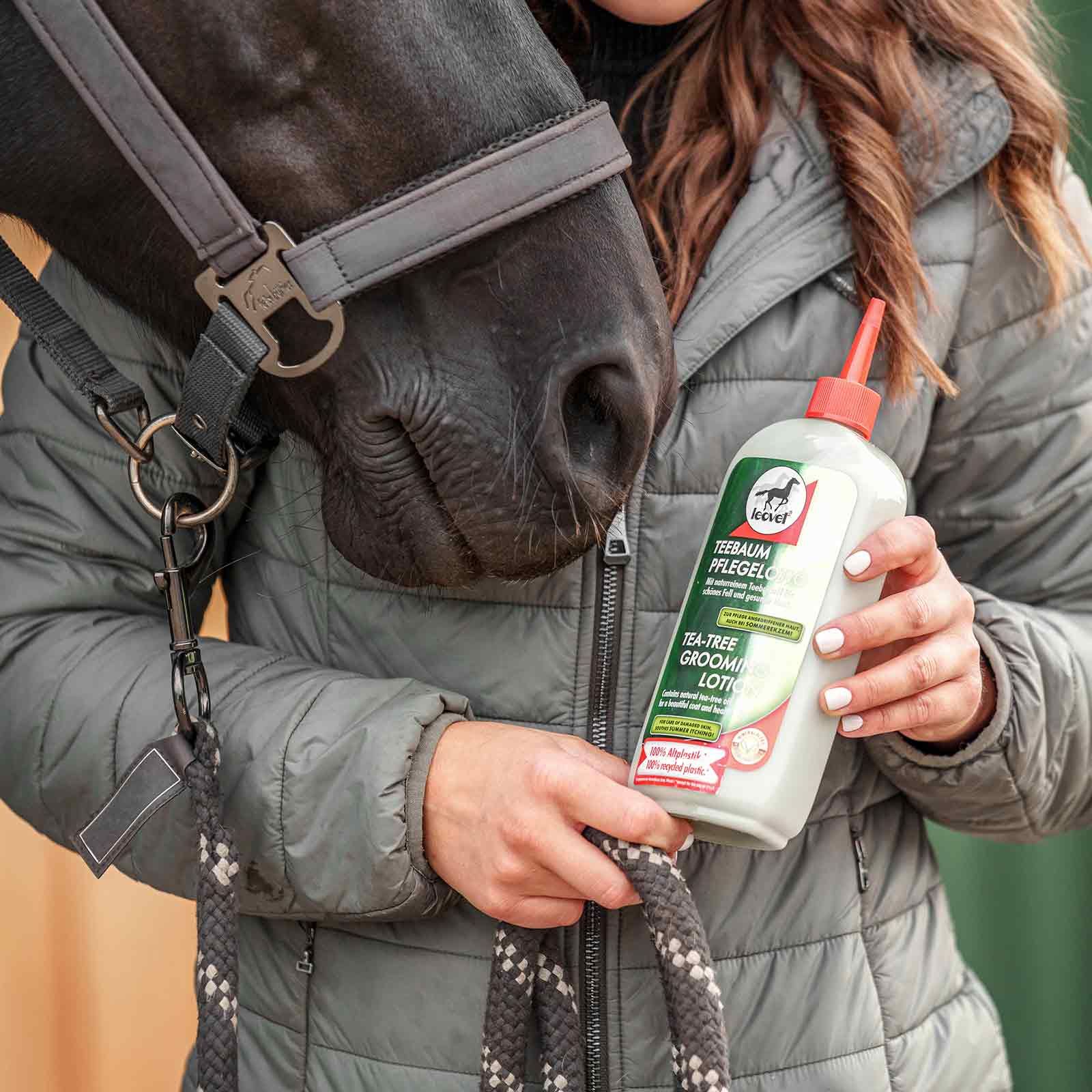 Leovet Teatree Grooming Lotion for Horses, Gentle Skin Care, 500 ml, in use, held in hand