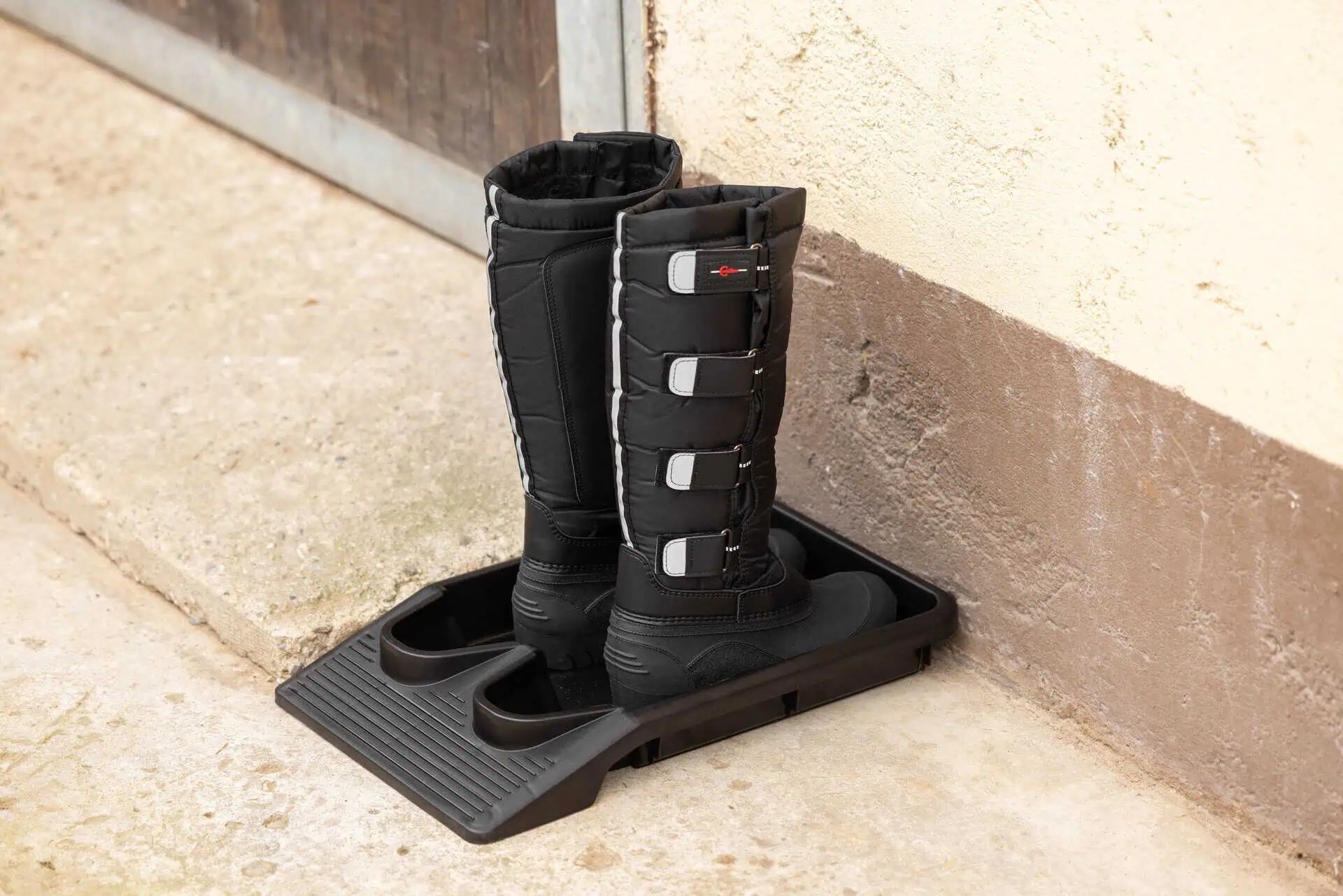 Kerbl Plateau à Chaussures/Bottes EasyOut, 1 paire, en utilisation