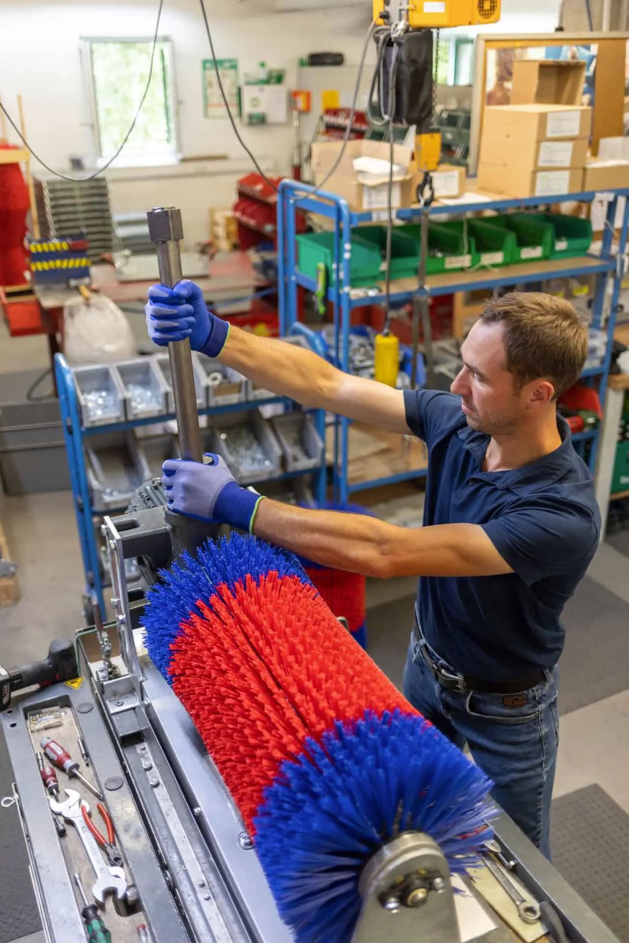 Kerbl Arbeitshandschuh MagneX 538 NanoFinish, wasserdicht griffig, im Einsatz