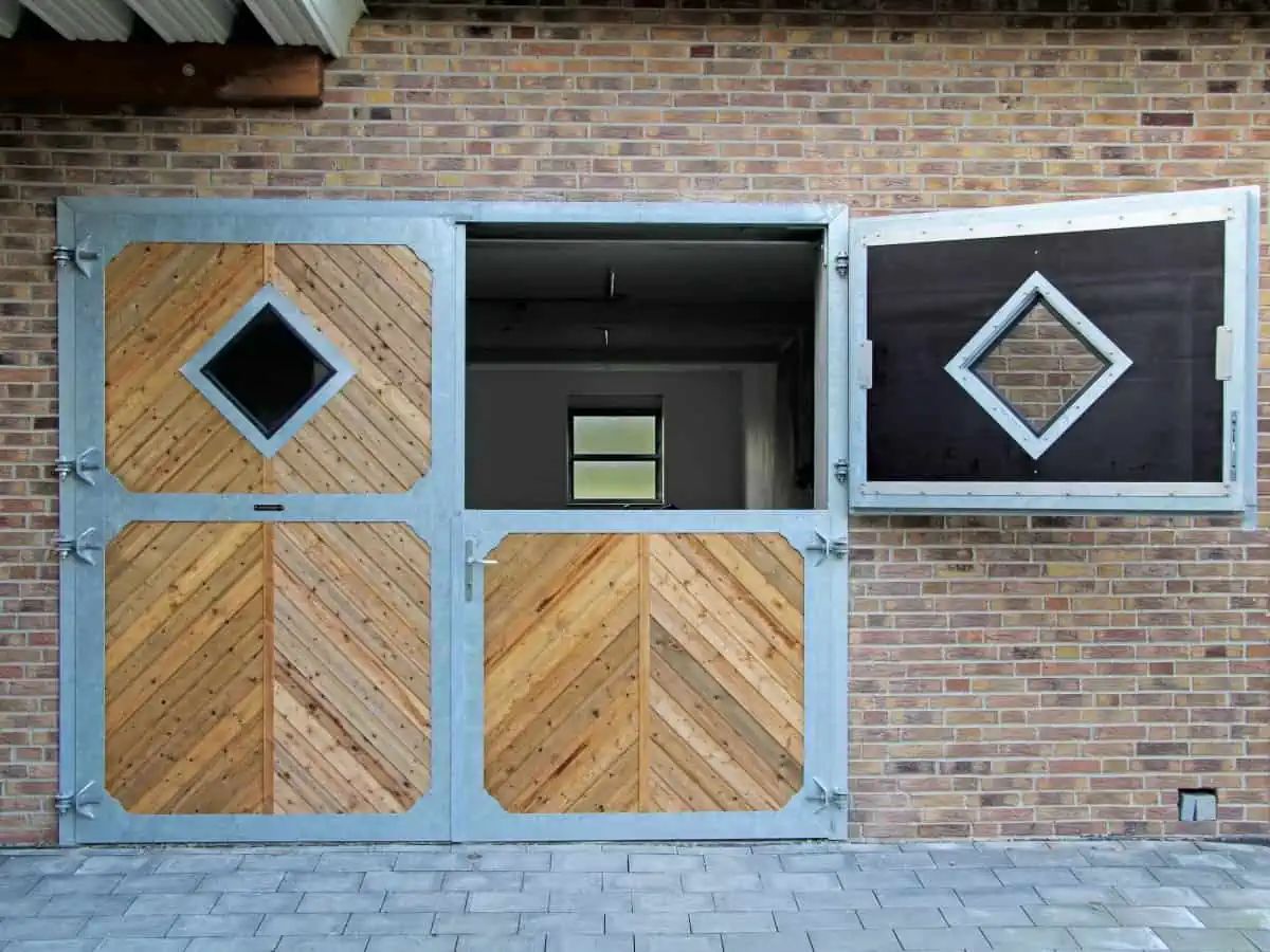 Growi Stalltor Fischgräte mit Karo-Fenster, Sicherheitsverglasung