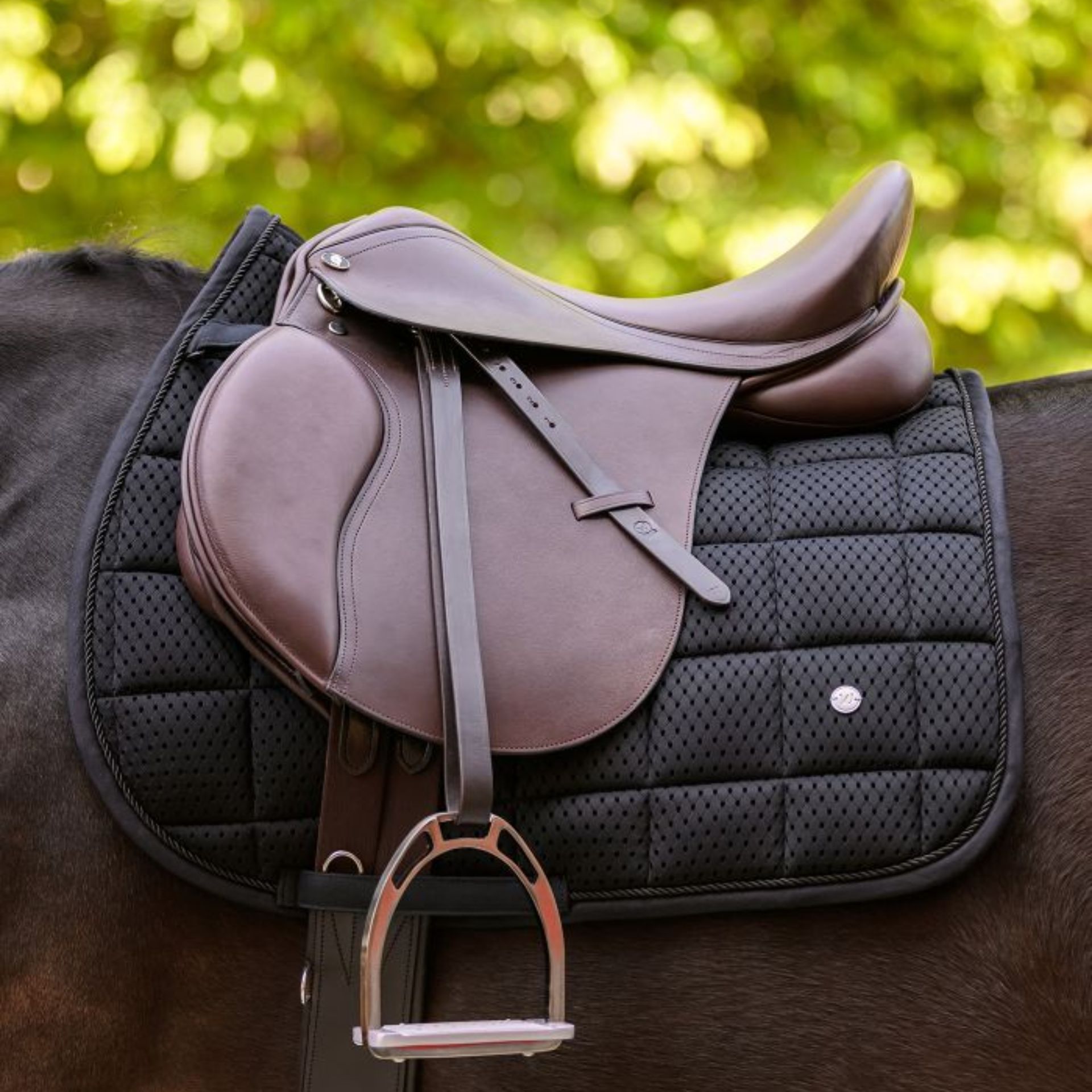 Waldhausen Saddle Pad Breath Performance, breathable with mesh spine channel, in use