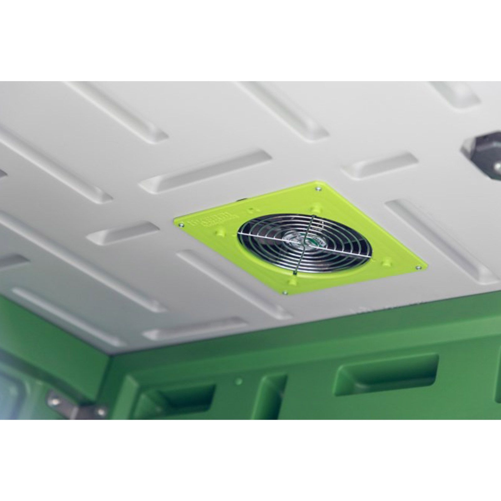 Kerbl SmartCoop Stallbelüftung saugend, für Hühnerställe, Detailansicht, im Stall