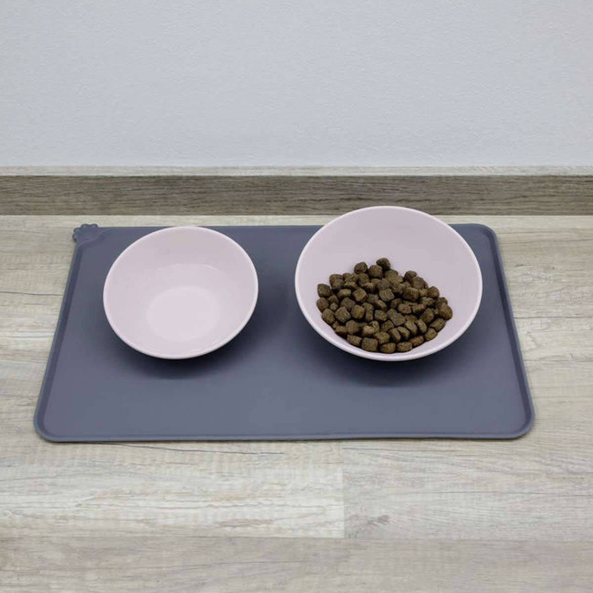 Kerbl Napfunterlage Silikon mit Rand, rutschfest, 47 x 29 cm, Anwendungsbeispiel, im Wohnraum