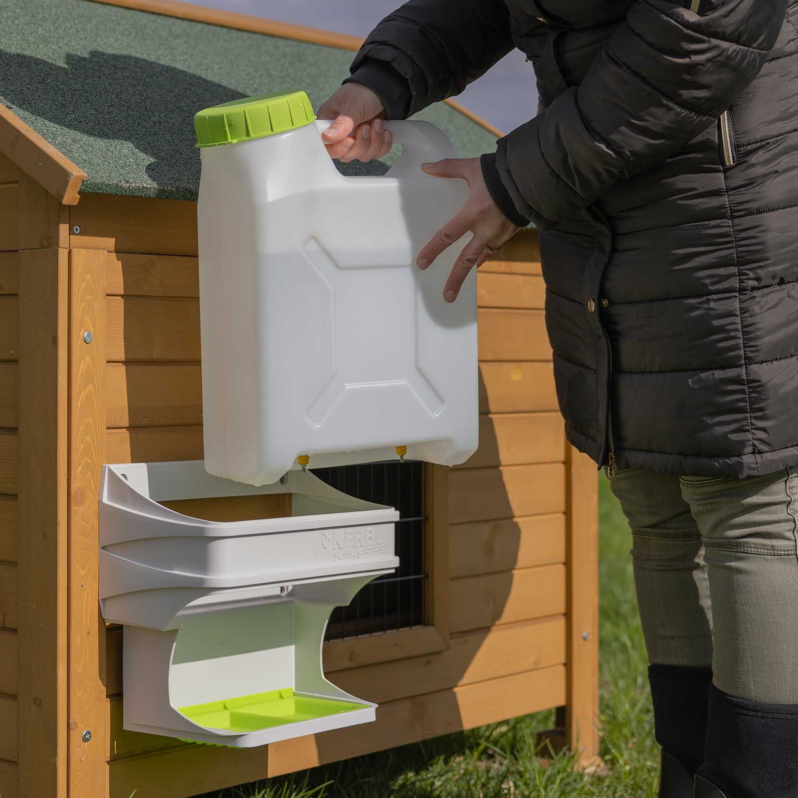 Kerbl SmartCoop Geflügeltränke 10 Liter mit Trinknippeln, im Einsatz, im Stall