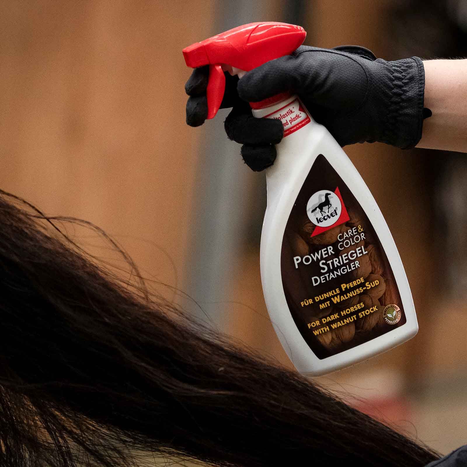 leovet Power Striegel Walnuss Mähnenspray für dunkle Pferde, 550 ml, im Einsatz, in der Hand