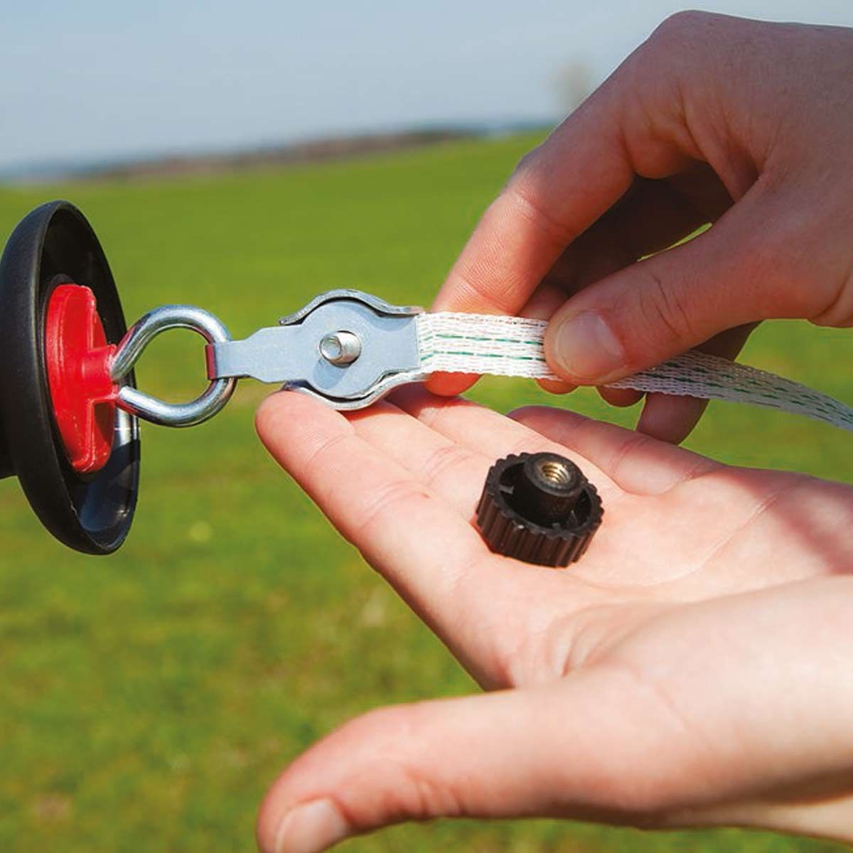 5 x Agrarzone Gate handle black, with hookand rope/wire connector, in use, held in hand