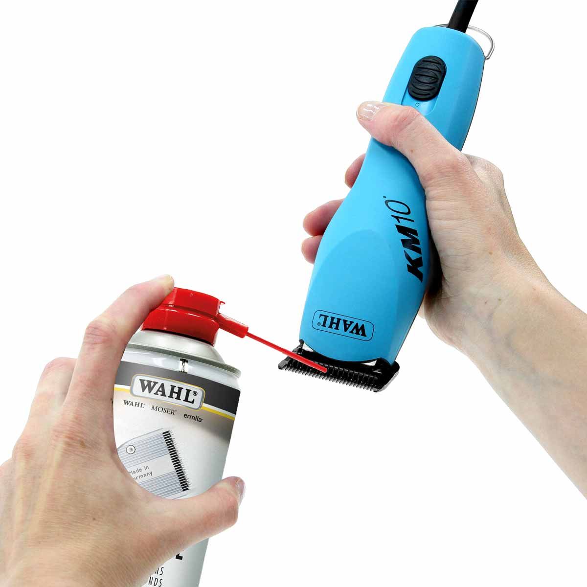 WAHL Blade Ice Spray 4in1 Clipper Blade Coolant, 400 ml, in use, held in hand