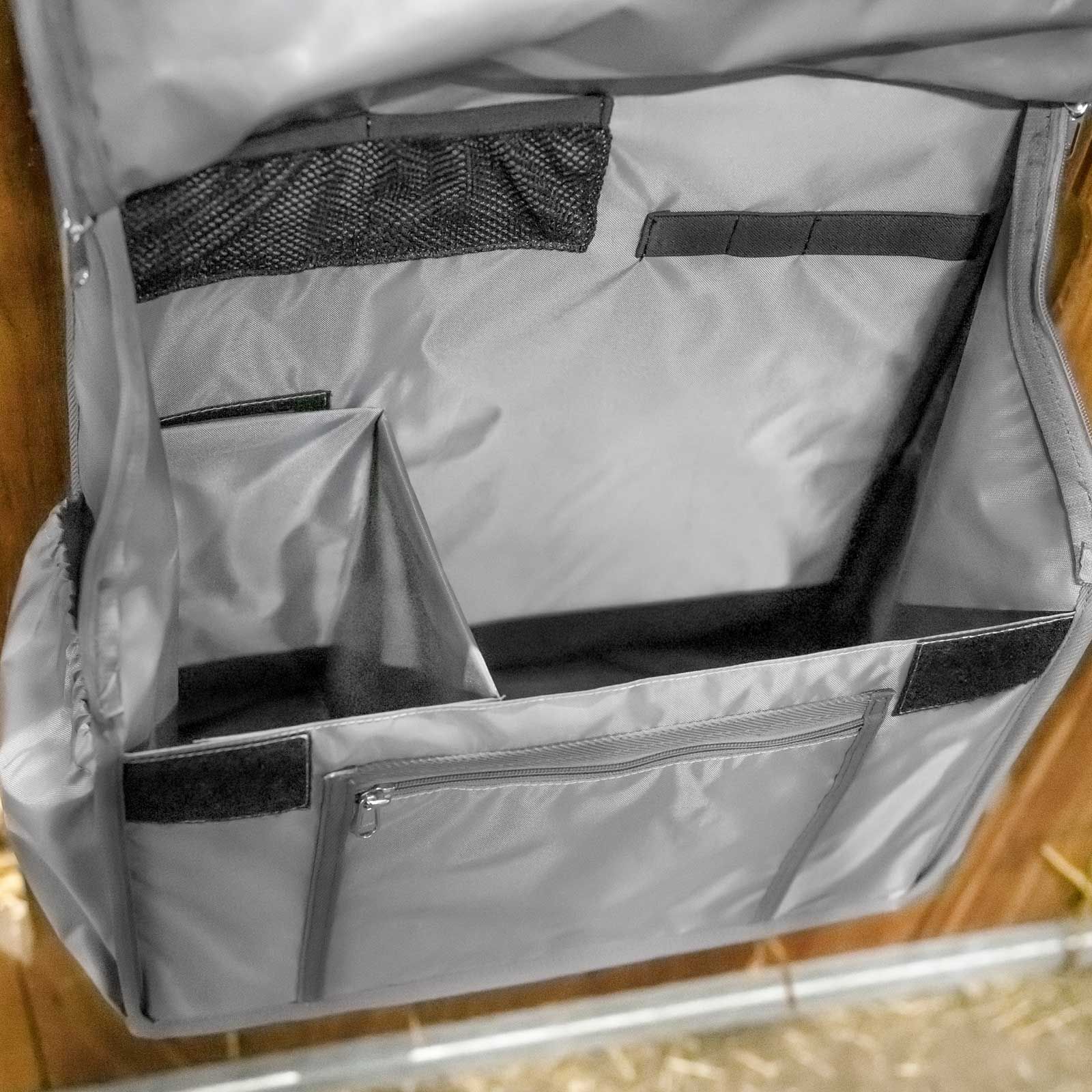 BUSSE Stallväska Small RIO, hängväska för stalltillbehör, detaljbild, ficka