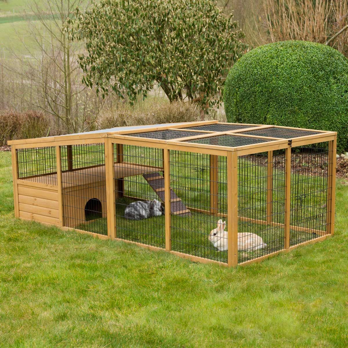 Kerbl Freilaufgehege mit Ausbruchsperre Holz, 220x115x75 cm, im Einsatz