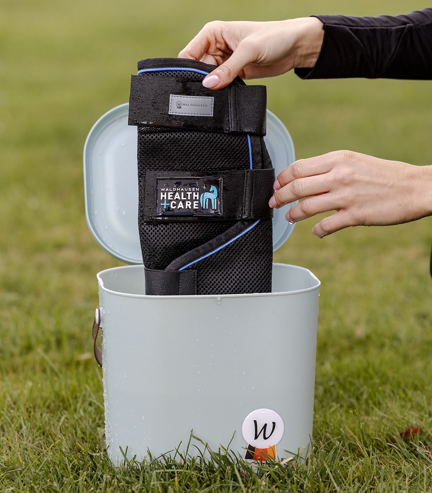 Waldhausen Ice-Layer Cooling Gaiters Horse, Evaporative Cooling, Pair, application example, held in hand