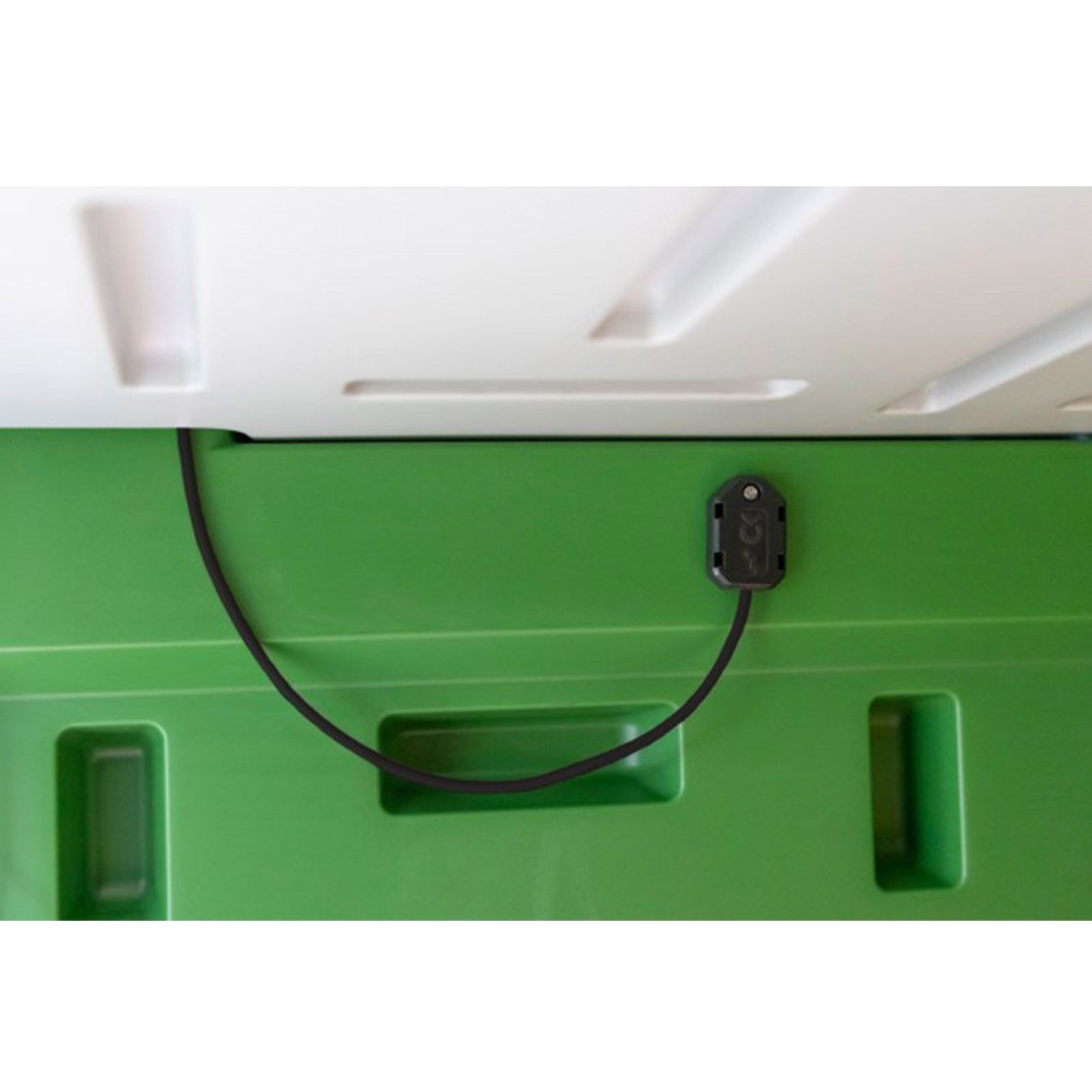 SmartCoop Lufttemperatursensor für Hühnerstall, mit Anschlusskabel, im Einsatz, Kabel