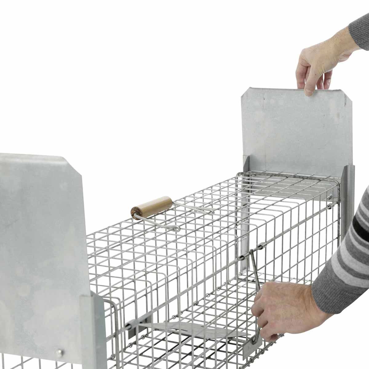 Kerbl Boxfälla Alive Predator Super, djurvänlig levande fälla i metall, i användning, i handen