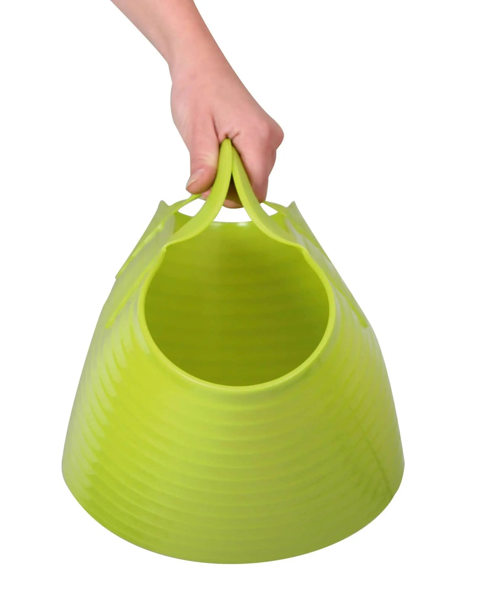 Kerbl Jgheab flexibil FlexBag, 12 L, negru, din plastic rezistent, în utilizare, în mână