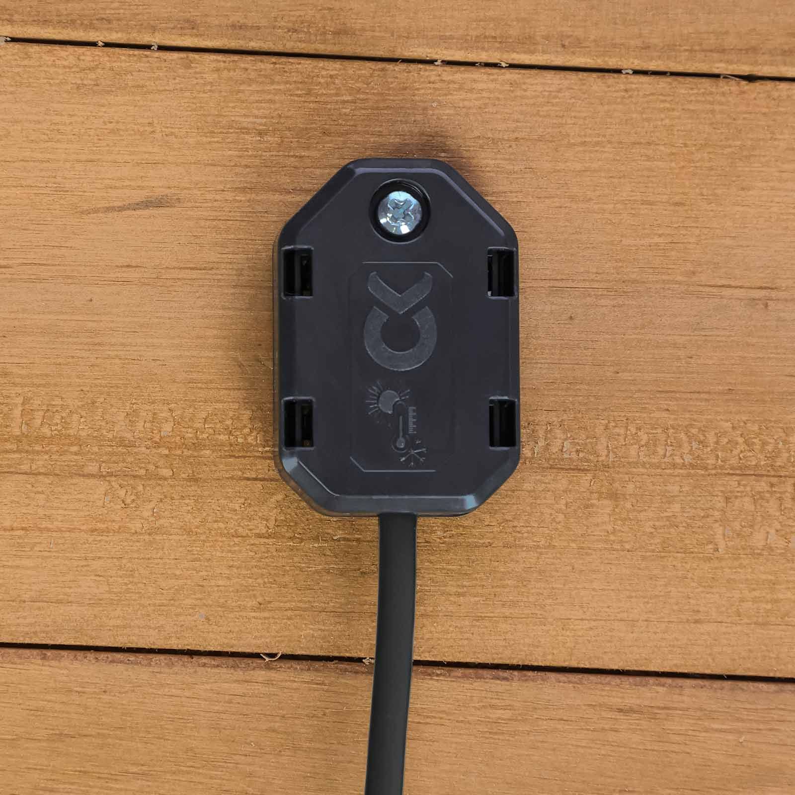 SmartCoop Lufttemperatursensor für Hühnerstall, mit Anschlusskabel, im Einsatz, Anschluss
