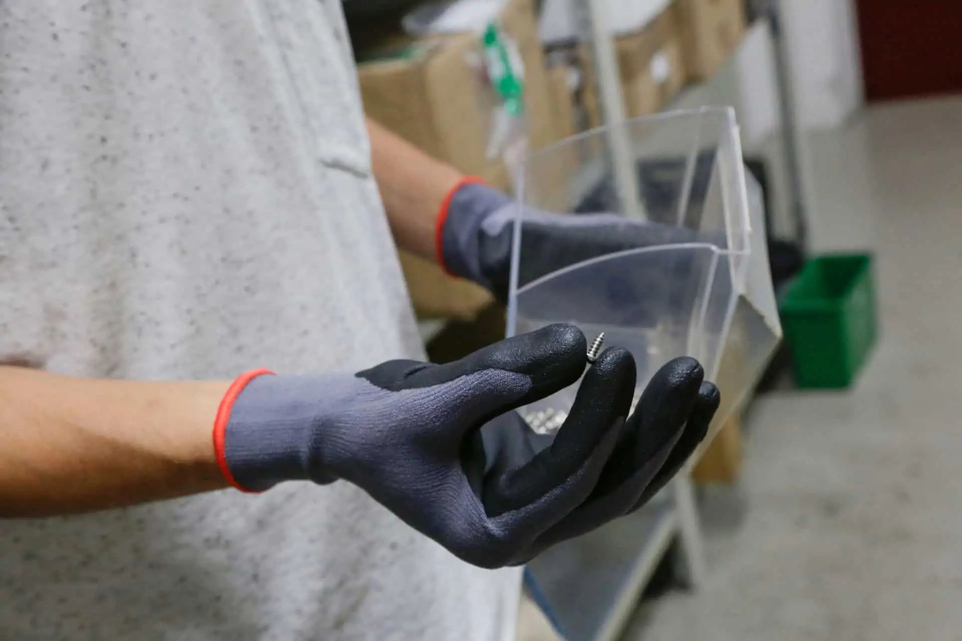 Kerbl Arbeitshandschuh Premium Basic, Nitrilschaum, öl- & wasserabweisend, im Einsatz, in der Hand