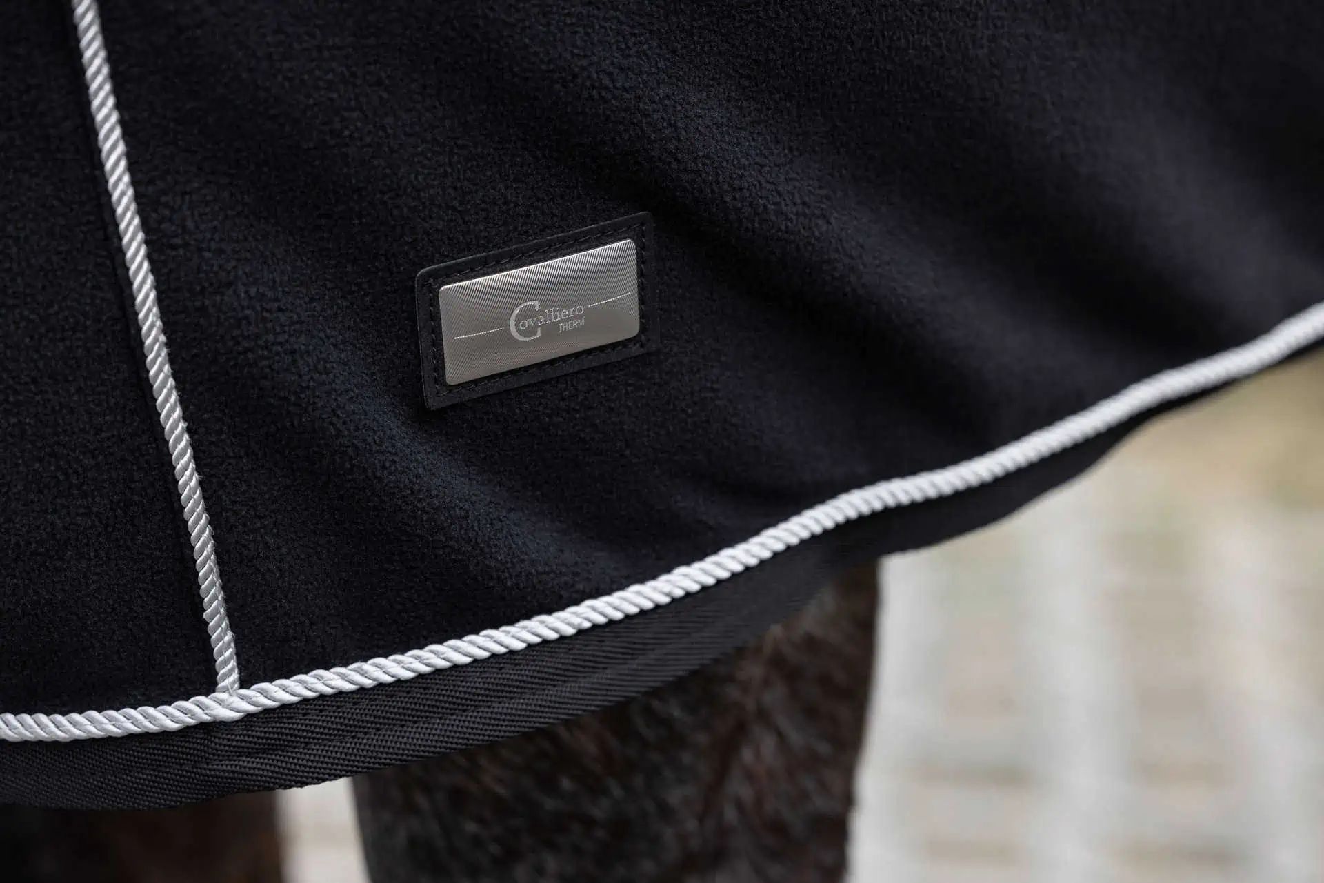 Couverture polaire Covalliero CovallieroTherm avec couvre-cou noire, détail, logo