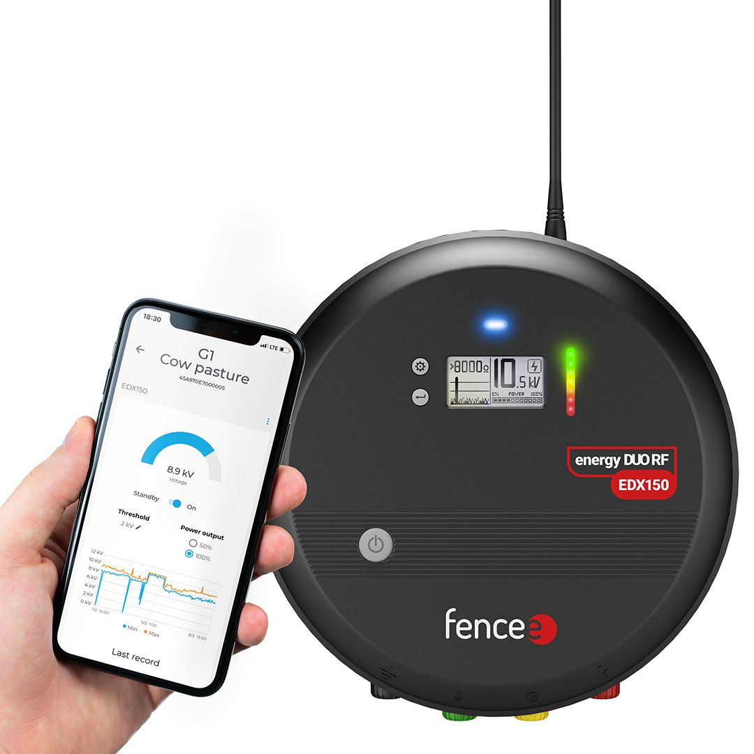 fencee Intelligens elektromos kerítés távirányítós készülék EDX150, 15 Joule, használat közben, kézben