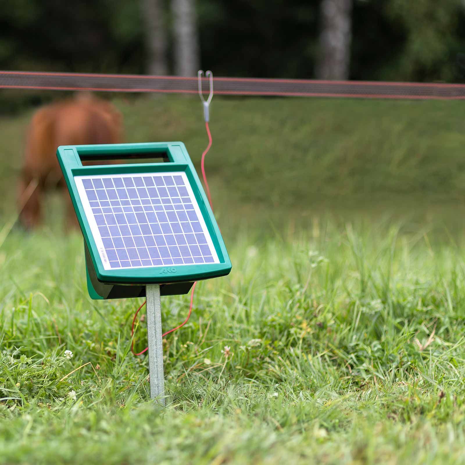AKO Sun Power S 500 Elstängsel Solcellsaggregat 8 Watt 12V, 0,75 Joule, i användning, på hagen