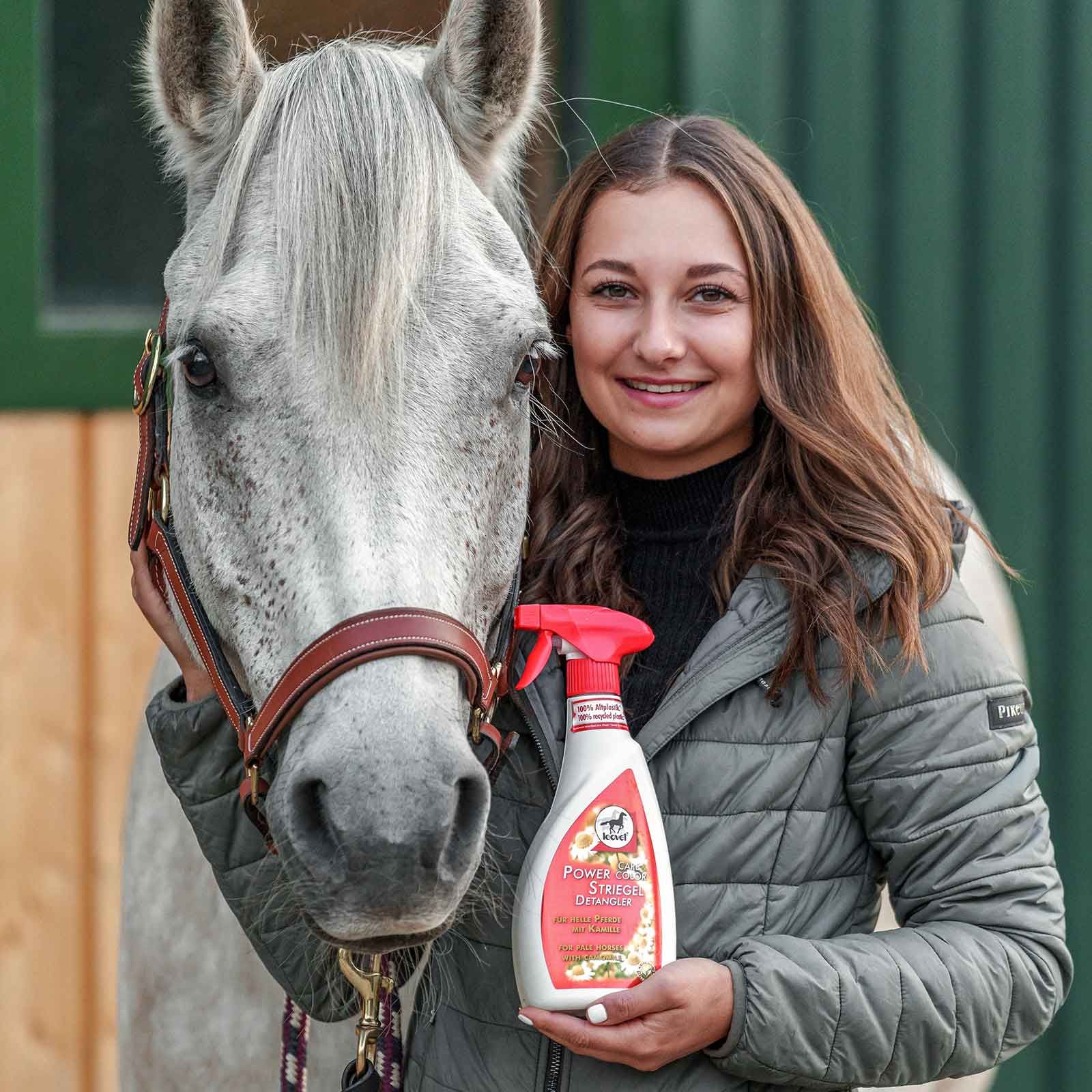 leovet Power Districante alla Camomilla per crini, 550 ml, cavalli chiari, in uso, in mano