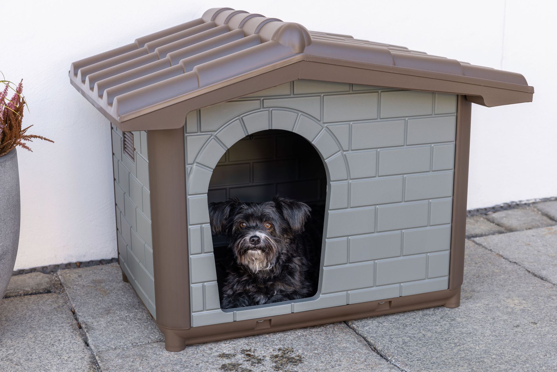 Niche pour chien Levin Kerbl Pet en plastique recyclé, 99 x 70 x 75 cm, en utilisation