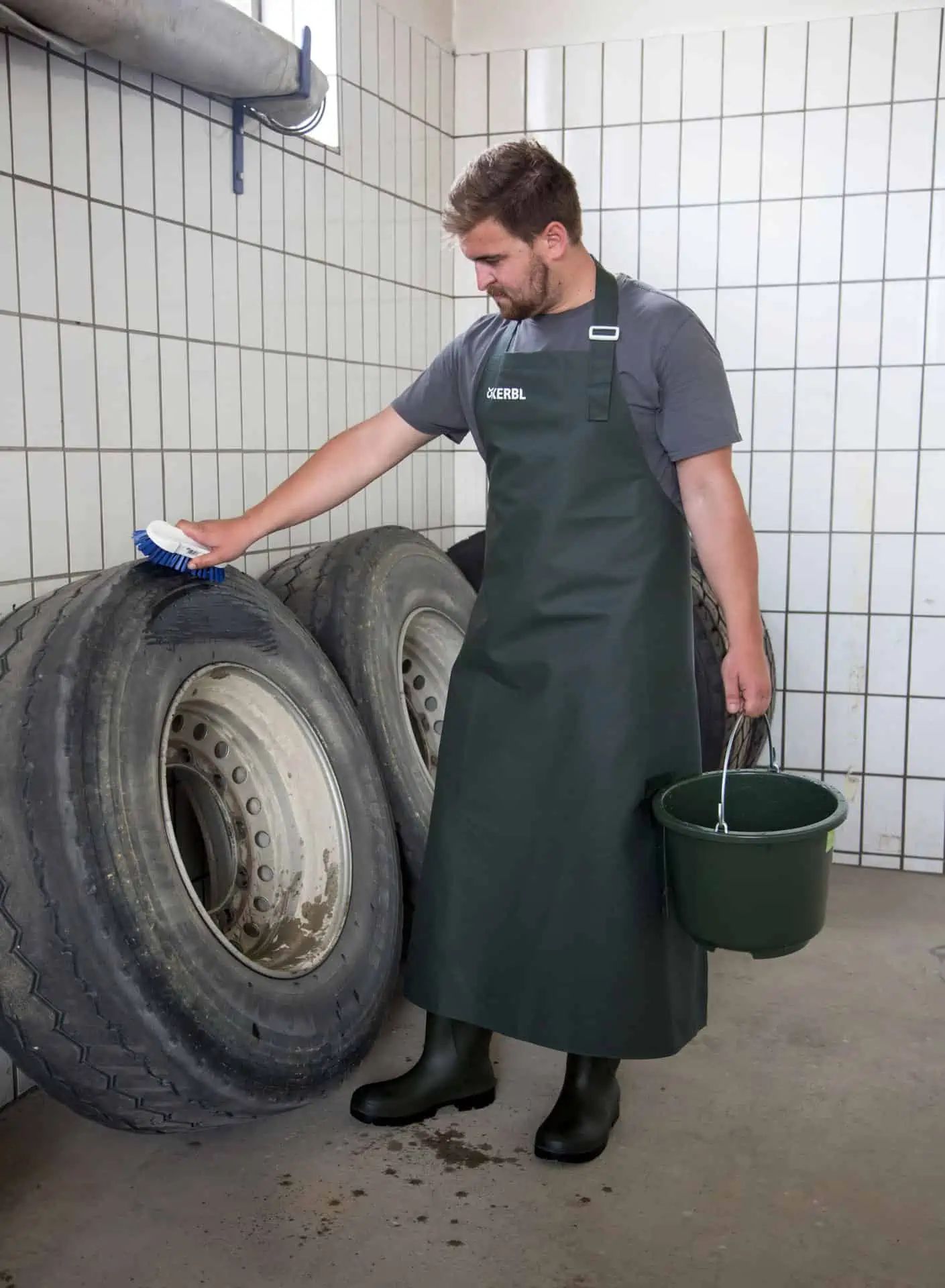 Kerbl Șorț de muls Premium, impermeabil și rezistent, în utilizare