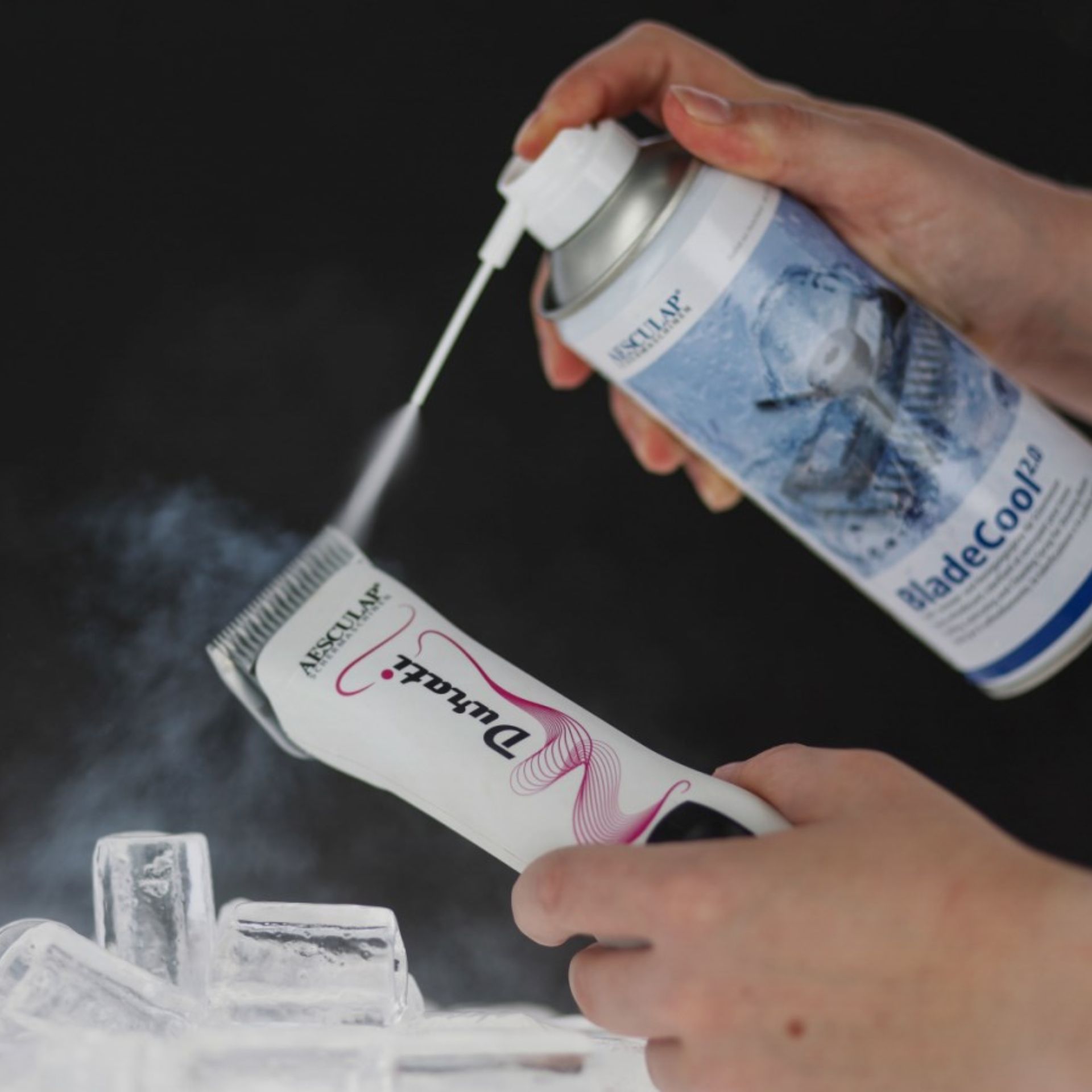 Spray răcoritor pentru mașina de tuns Aesculap BladeCool 2.0, 400 ml, în utilizare